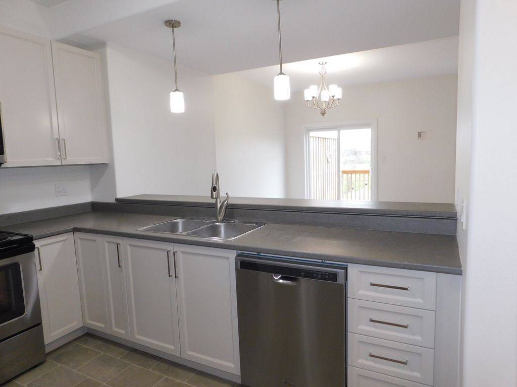 Quinte West, ON K8R 0A1,77 Ledgerock CT