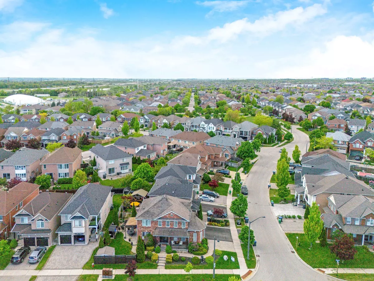 Mississauga, ON L5M 7Y9,3927 Mayla DR