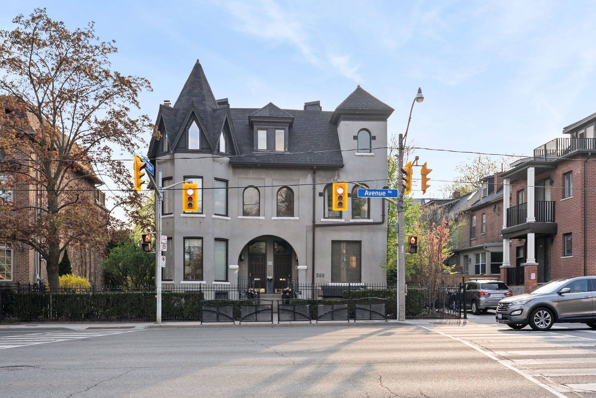300 Avenue RD #4, Toronto C02, ON M4V 2H1