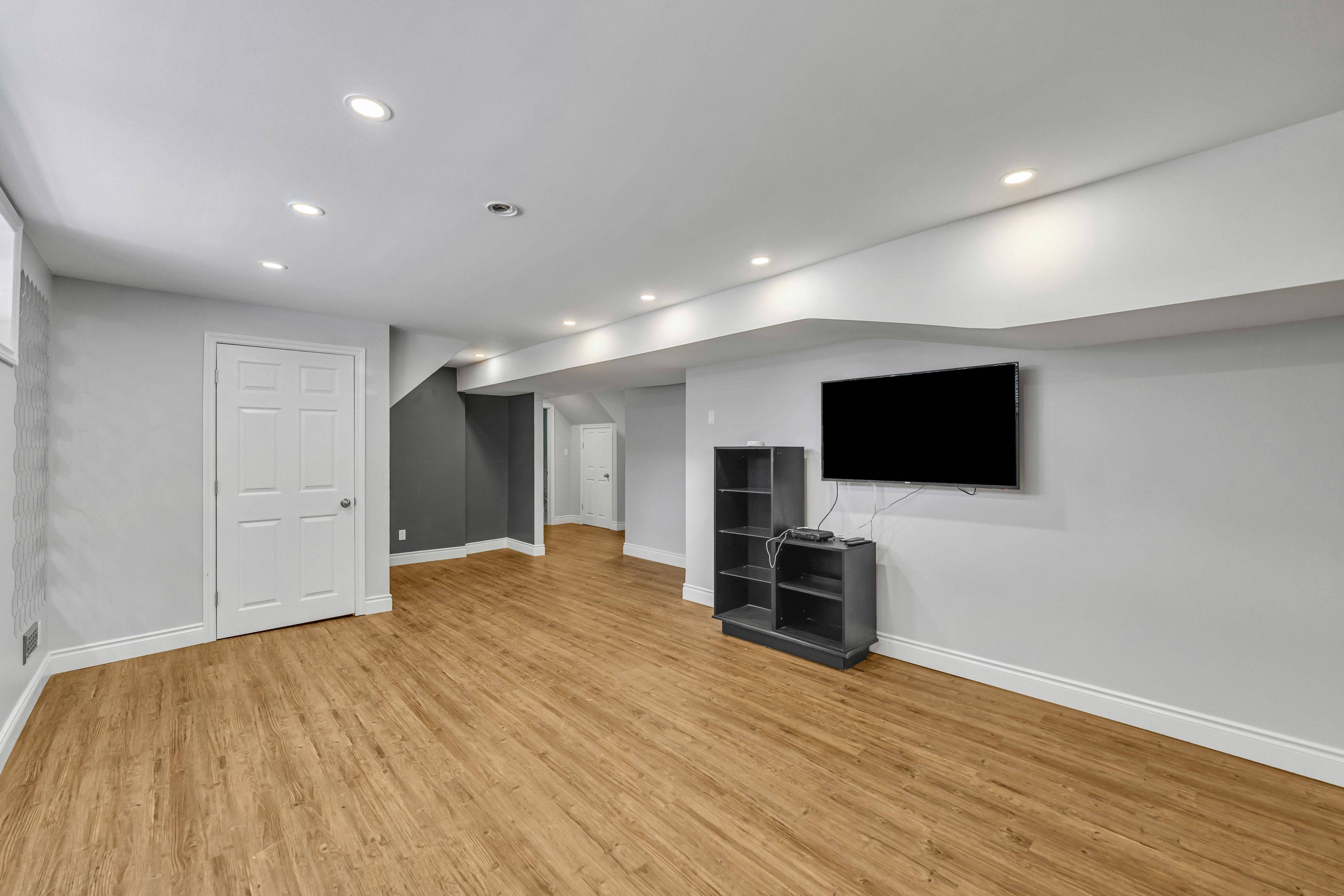 Oshawa, ON L1J 3J6,344 Woodlea AVE #Lower