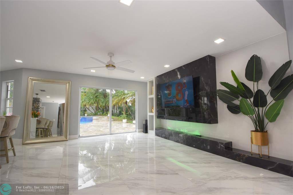 Weston, FL 33326,85 Gables Blvd