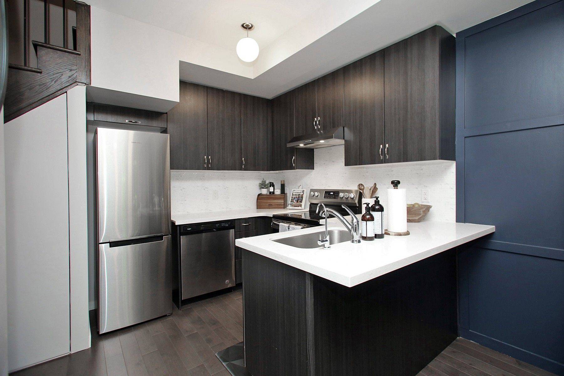 Aurora, ON L4G 3G5,300 Alex Gardner CIR #45