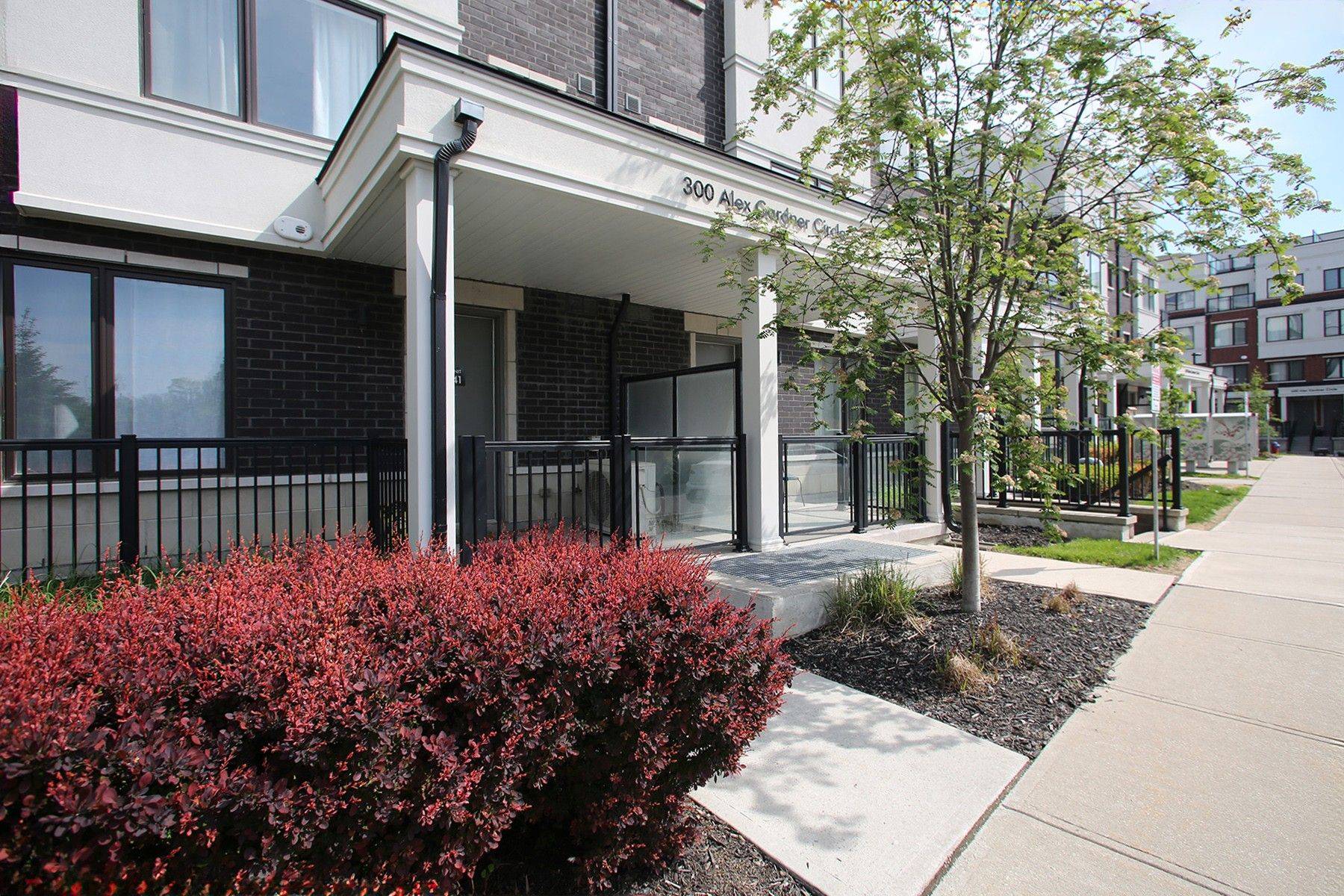 Aurora, ON L4G 3G5,300 Alex Gardner CIR #45