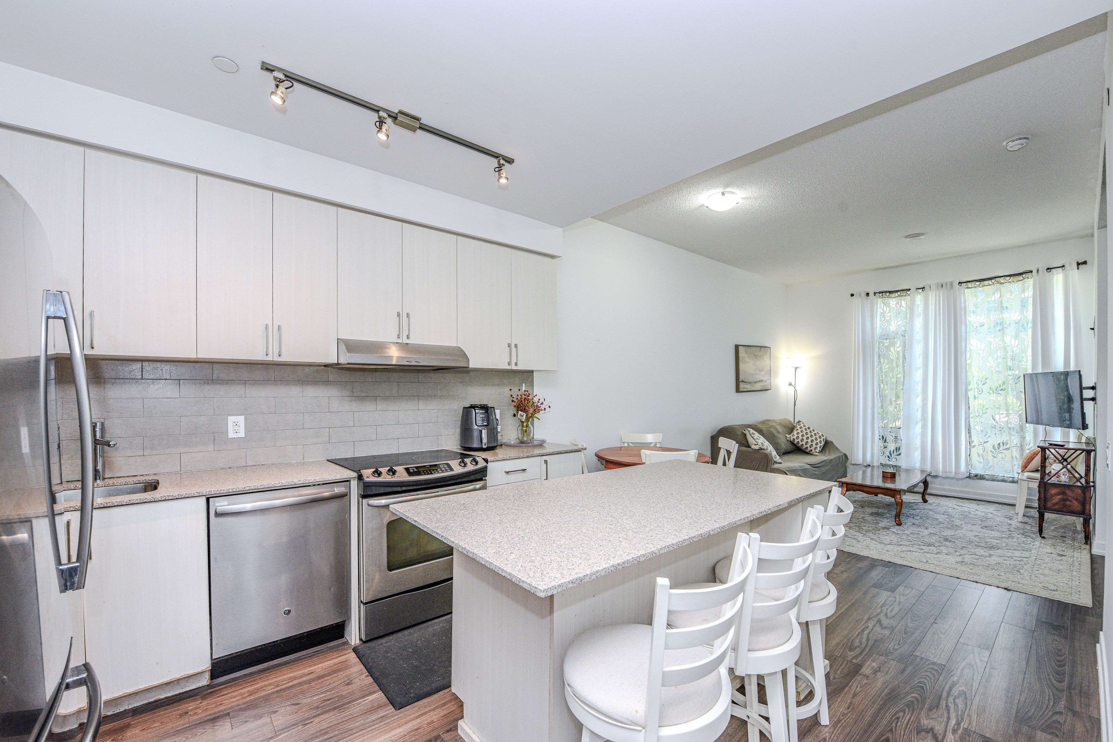 Mississauga, ON L5M 0Y3,2560 Eglington AVE #103