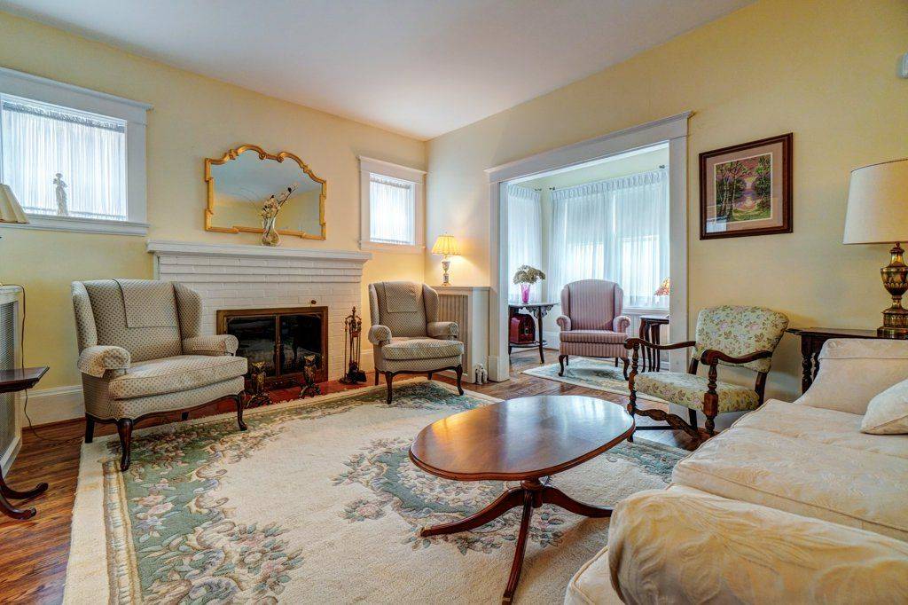 Kawartha Lakes, ON K9V 3R4,76 Bond ST W