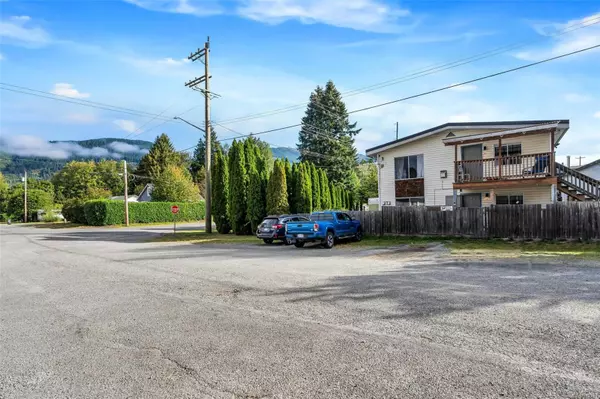 38 Cowichan Ave, Lake Cowichan, BC V0R 2G0