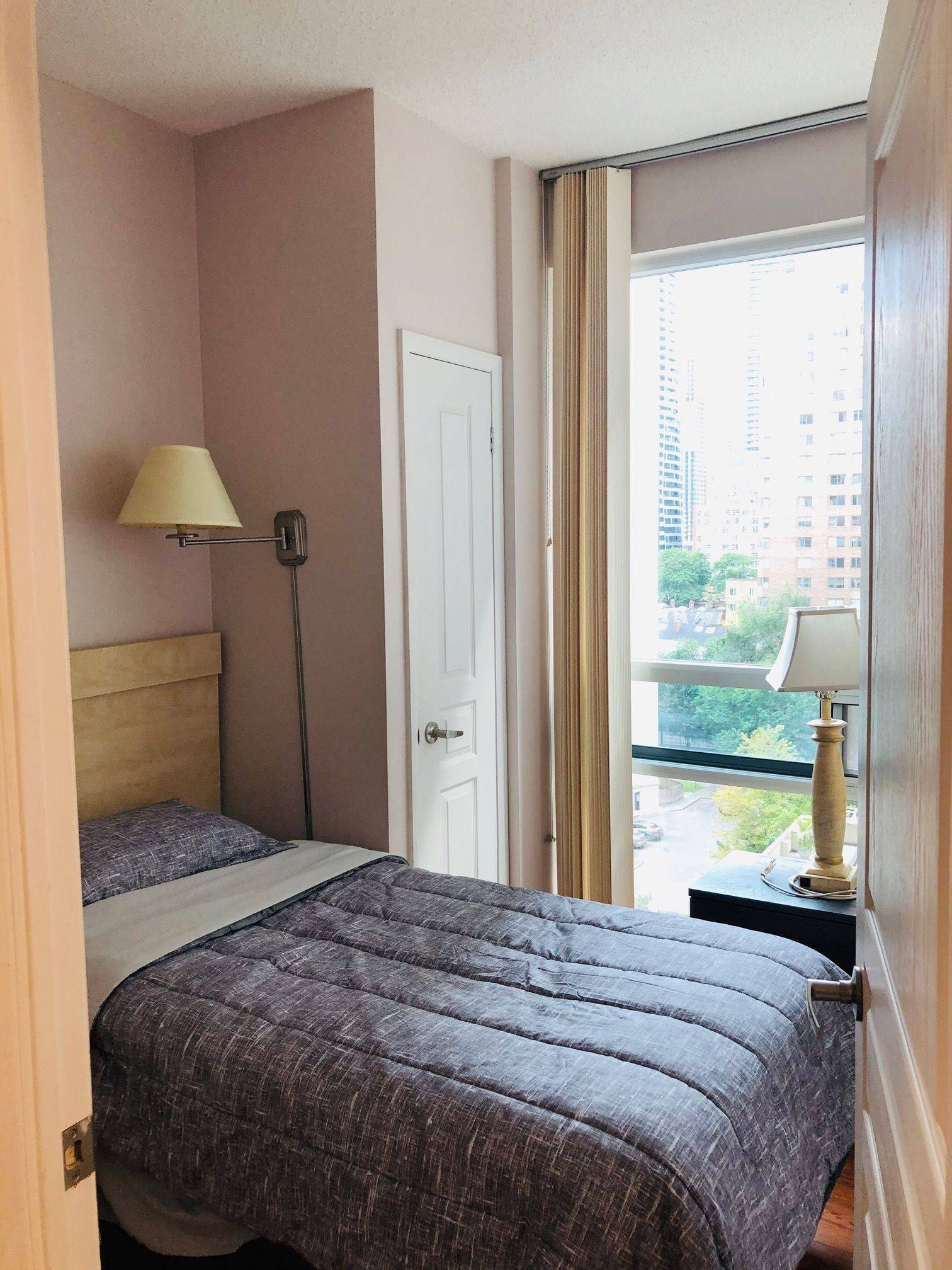 Toronto C01, ON M5S 3L9,1121 Bay ST #909