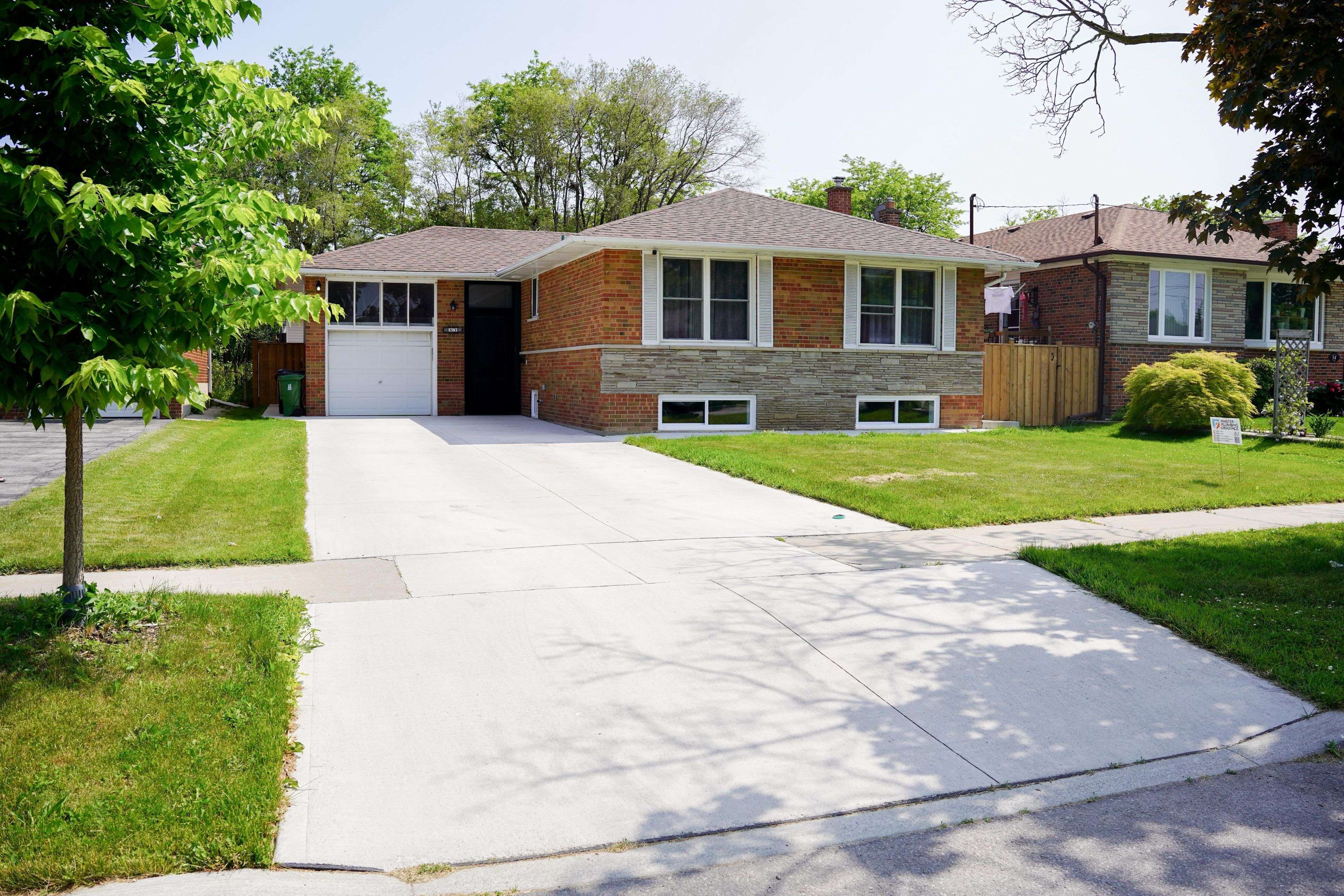 Toronto W08, ON M9B 2R1,52 Robinglade DR