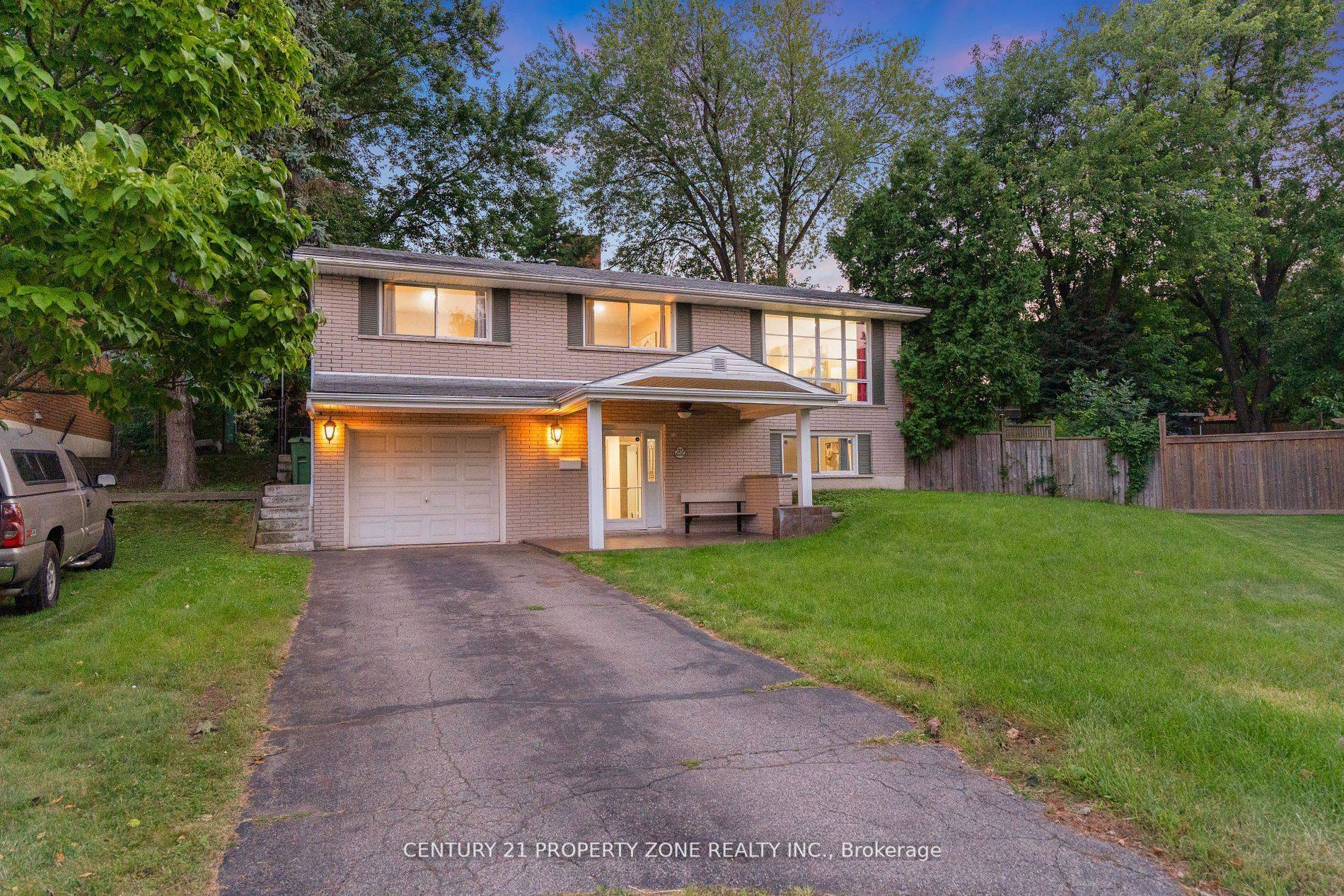 Hamilton, ON L8K 4H3,22 colonial CT