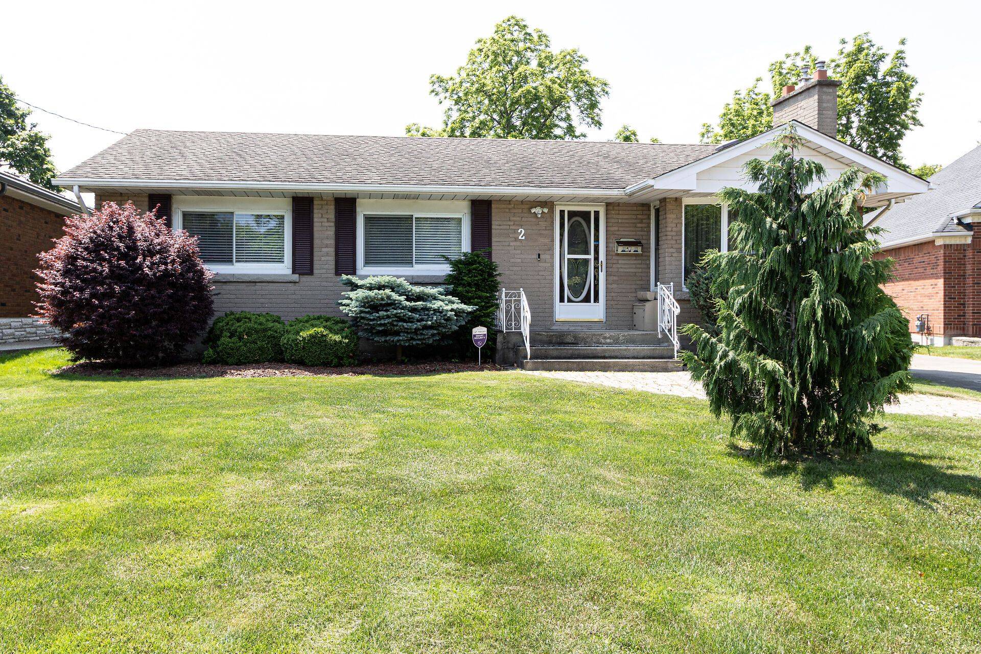 St. Catharines, ON L2N 4B4,2 Juliana CRES