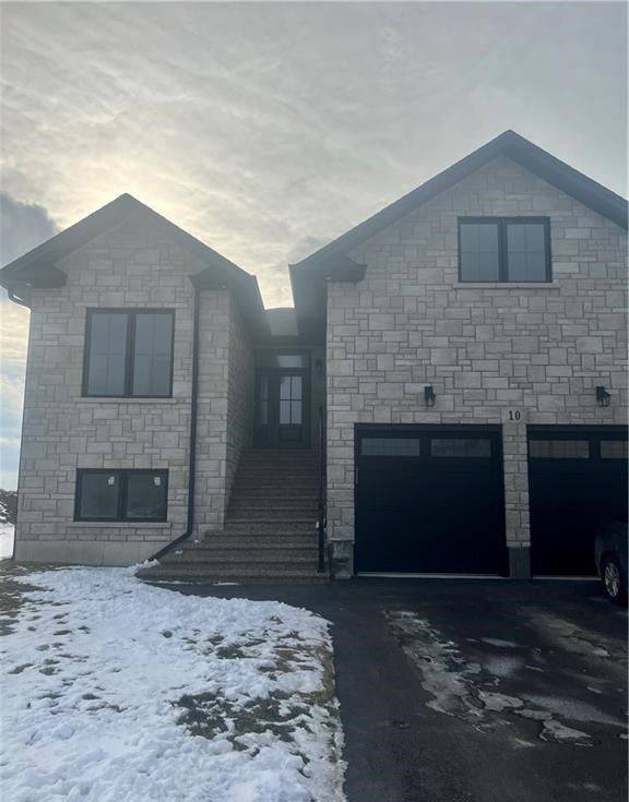 10 CRISTALLINA DR #Upper, Thorold, ON L2V 0H3