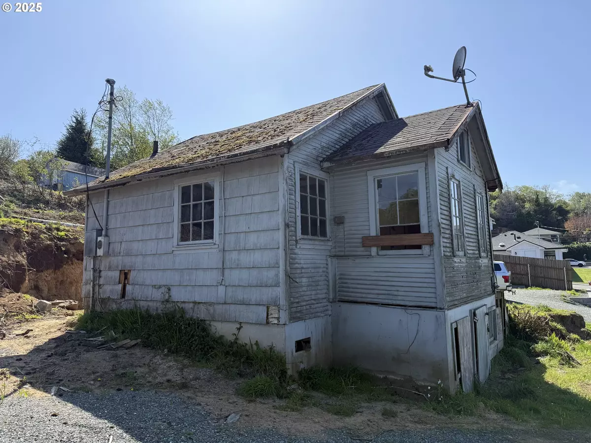 North Bend, OR 97459,609 VERMONT ST