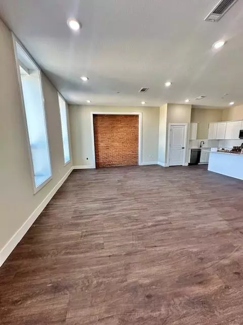 Denison, TX 75020,323 W Main Street #202