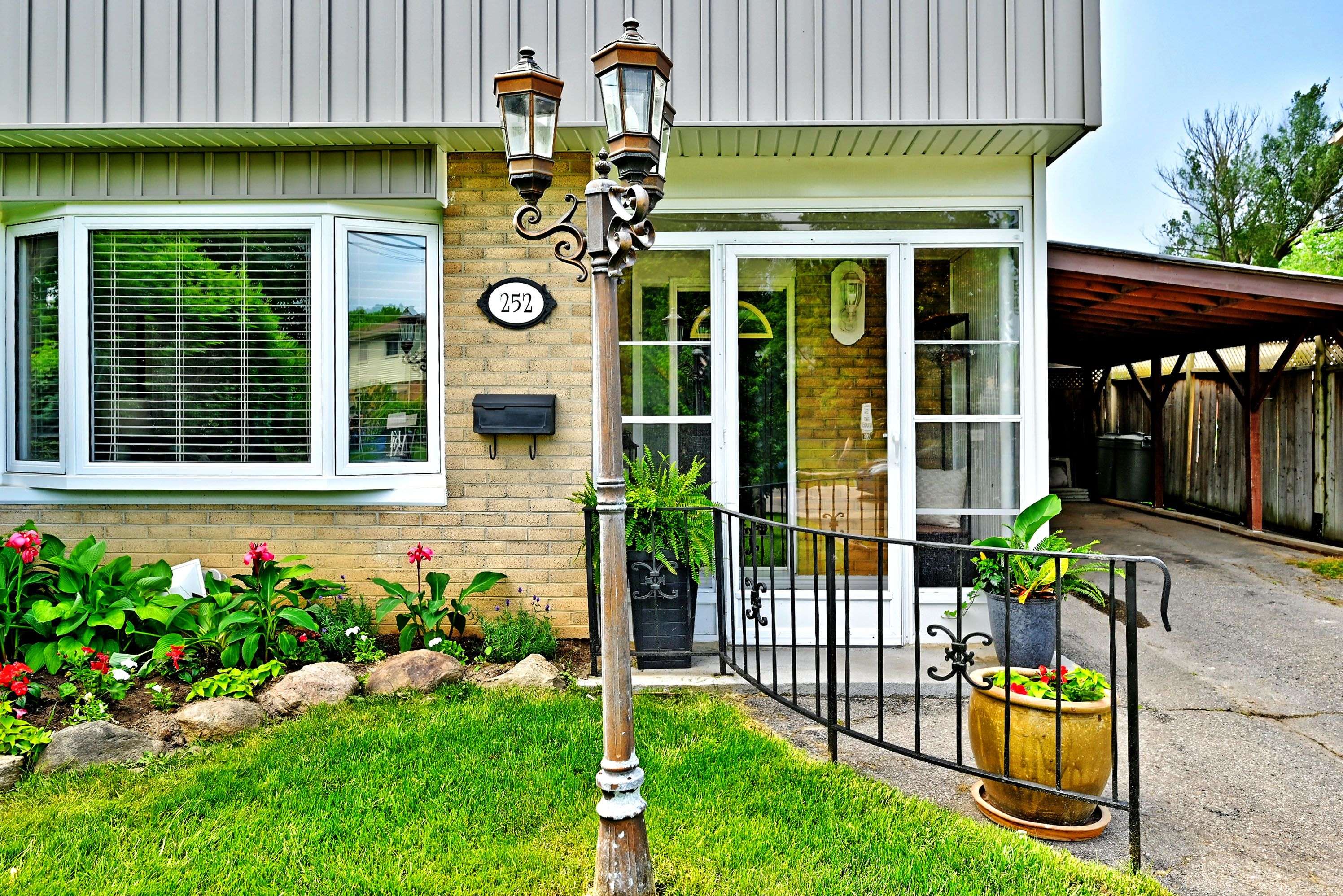 Newmarket, ON L3Y 3L8,252 Patterson ST