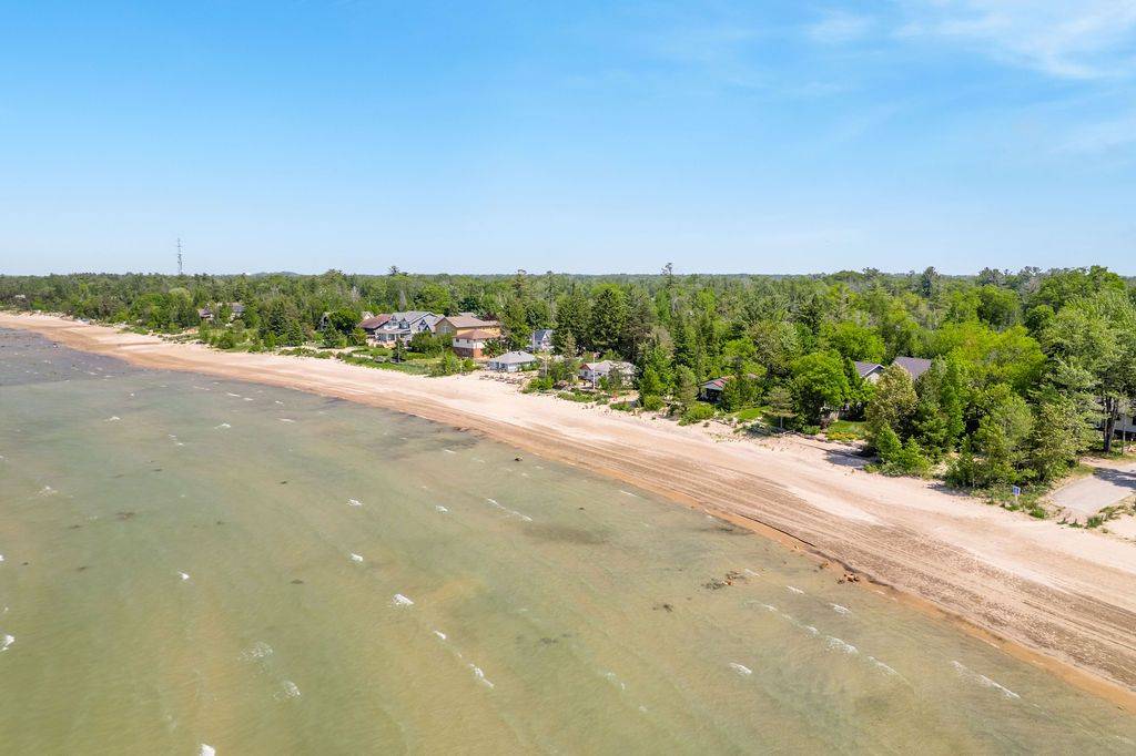 Wasaga Beach, ON L9Z 1V2,1864 Shore LN