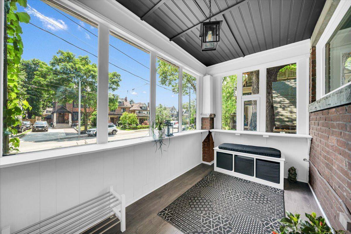 Toronto W01, ON M6R 1W1,206 Howard Park AVE