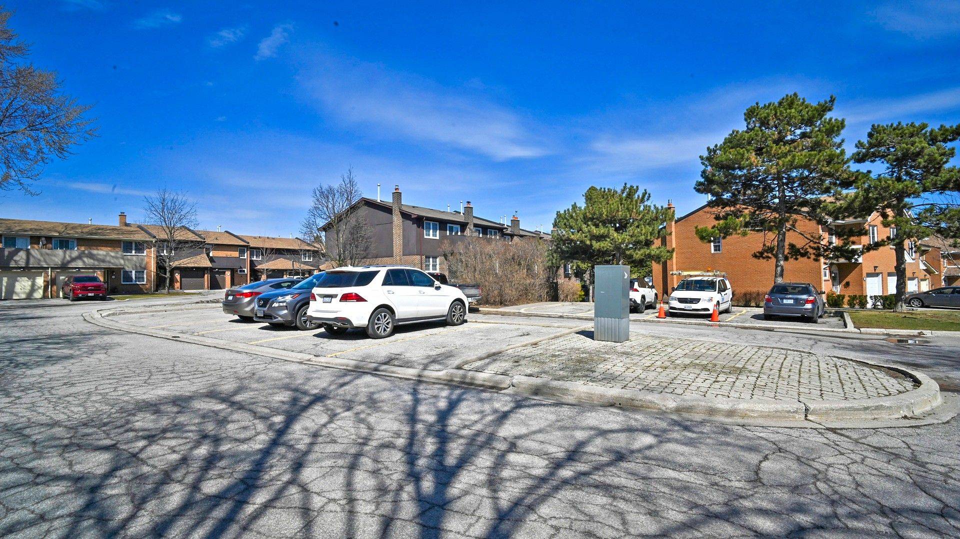 Mississauga, ON L4W 2N9,1951 Rathburn RD E #69