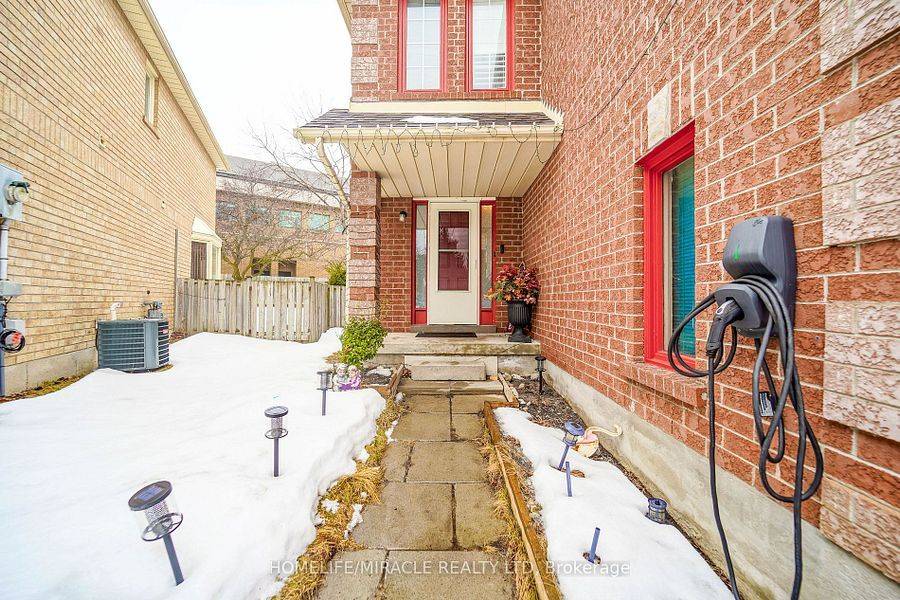 Whitby, ON L1N 9K4,15 Heaver DR