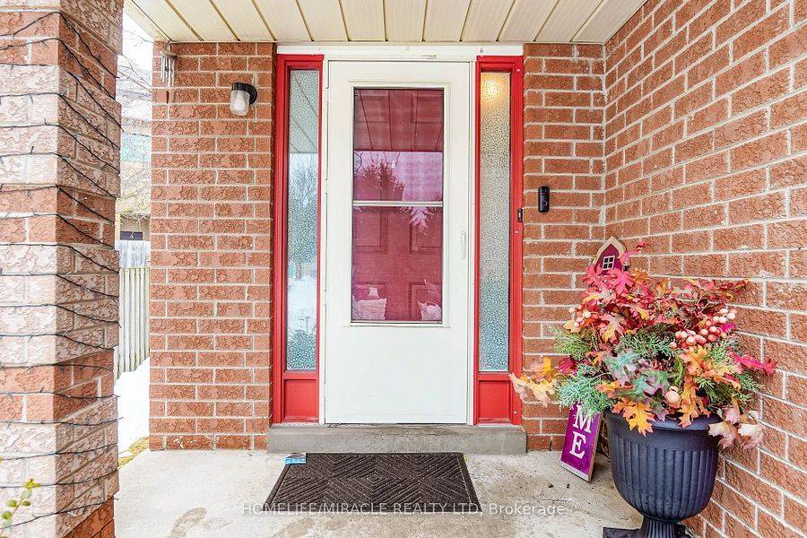 Whitby, ON L1N 9K4,15 Heaver DR