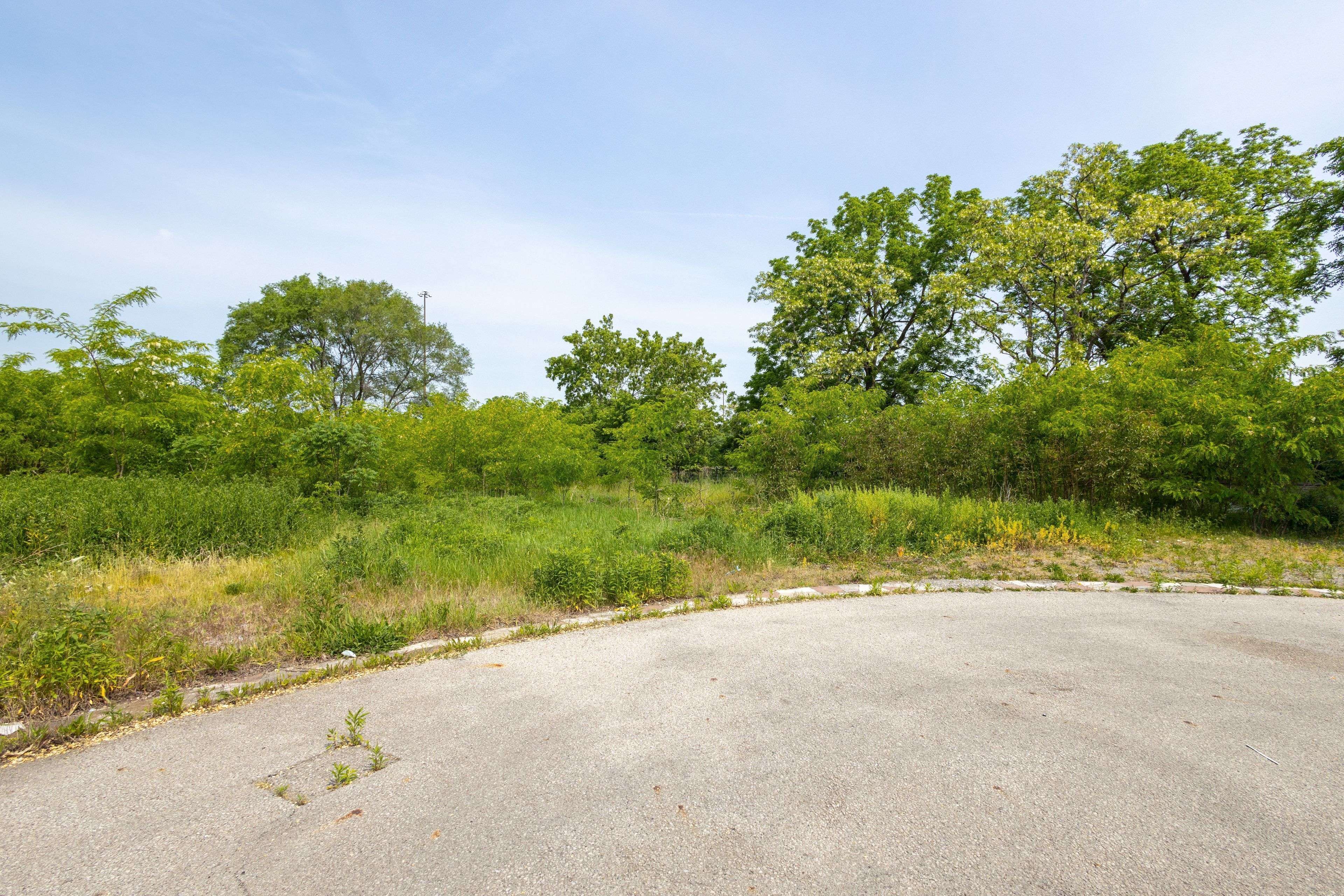 Burlington, ON L7R 3R9,2477 Queensway DR