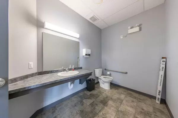 Lloydminster, AB T9V 3N6,7214 56 ST #A