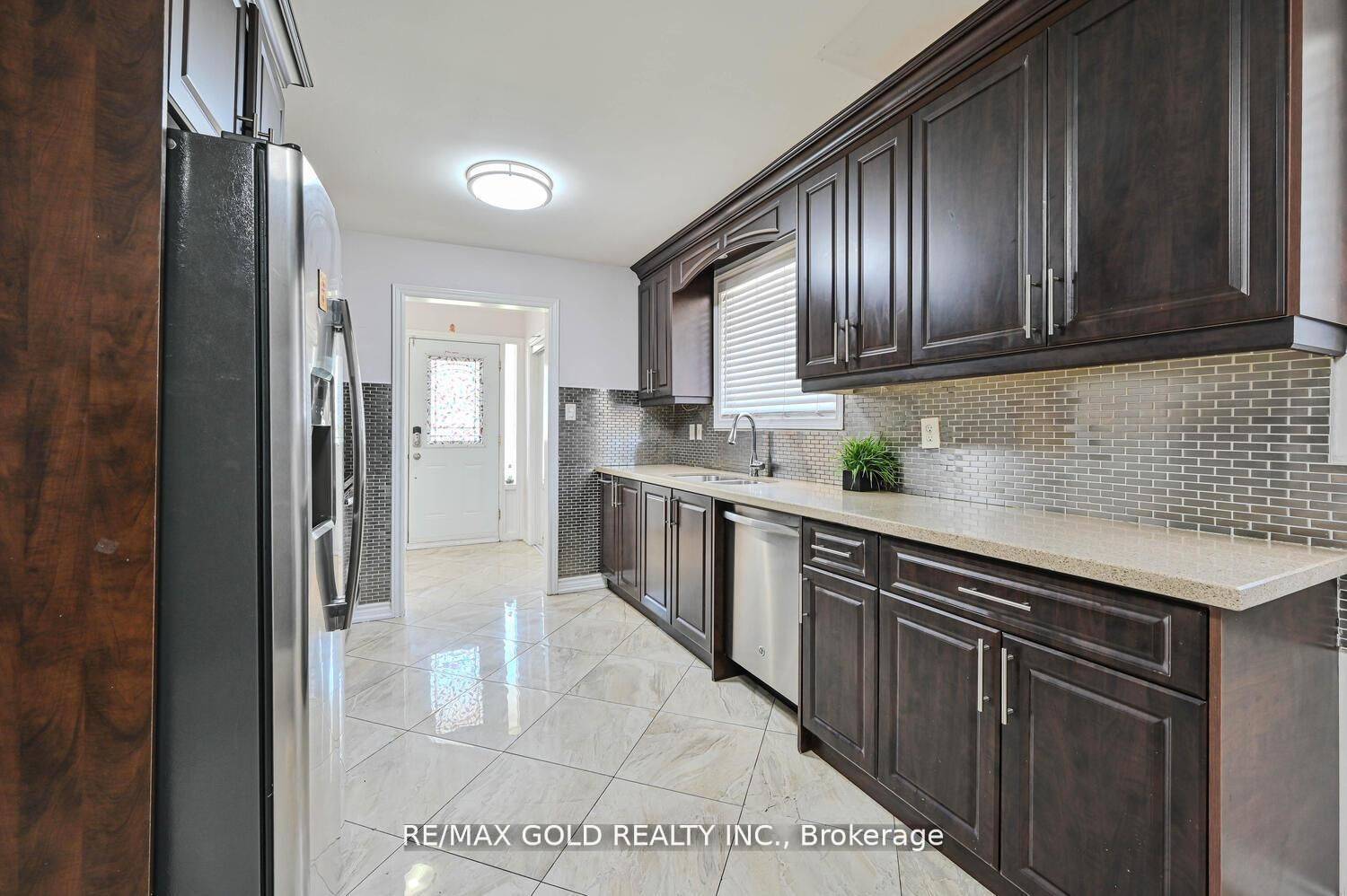 Mississauga, ON L4T 2A9,7362 Redstone RD