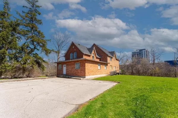 Burlington, ON L7R 2J6,923 BRANT ST #3