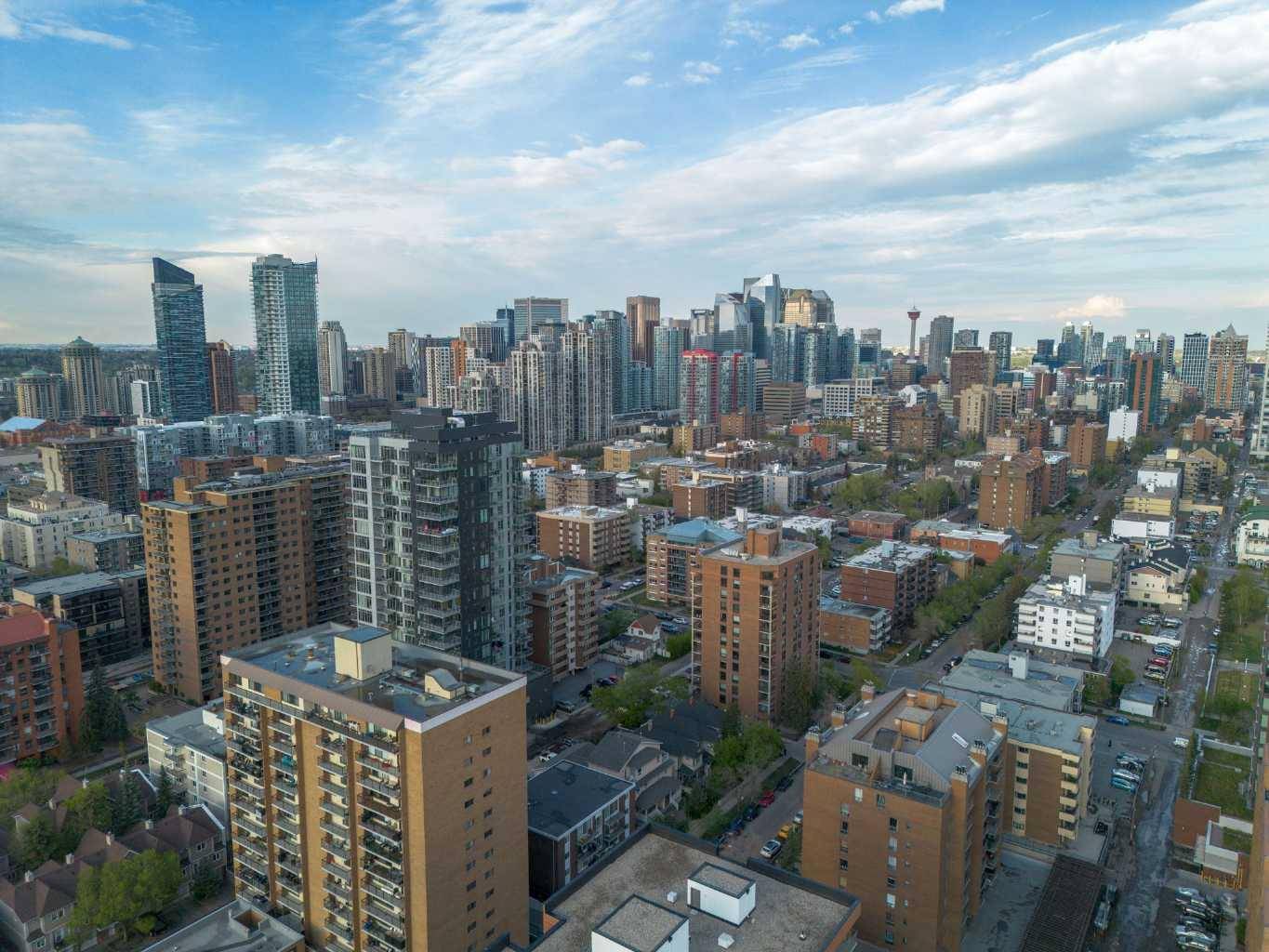 Calgary, AB T3C 0X7,1318 15 AVE SW