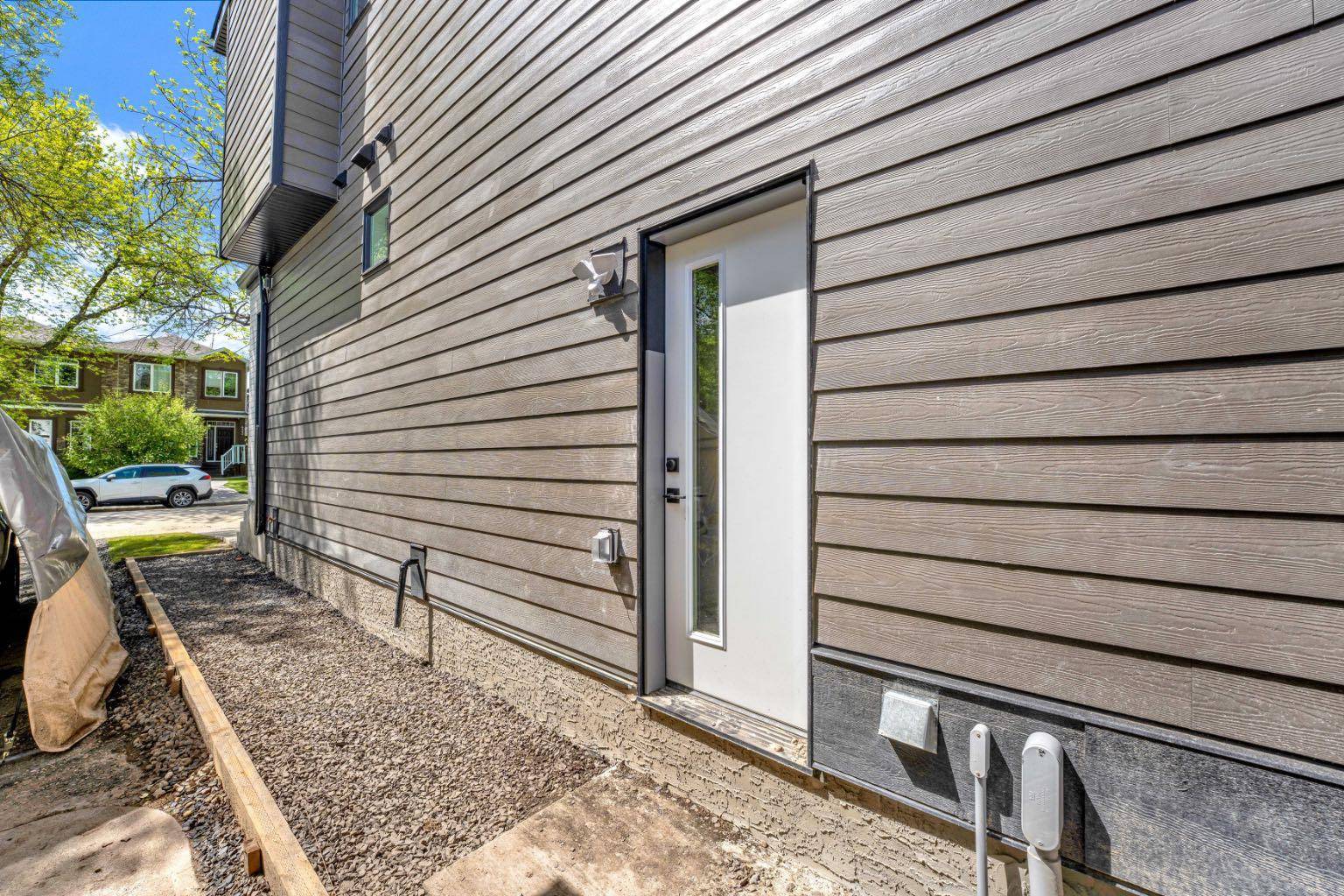 Calgary, AB T2M 1S4,432 23 AVE NW
