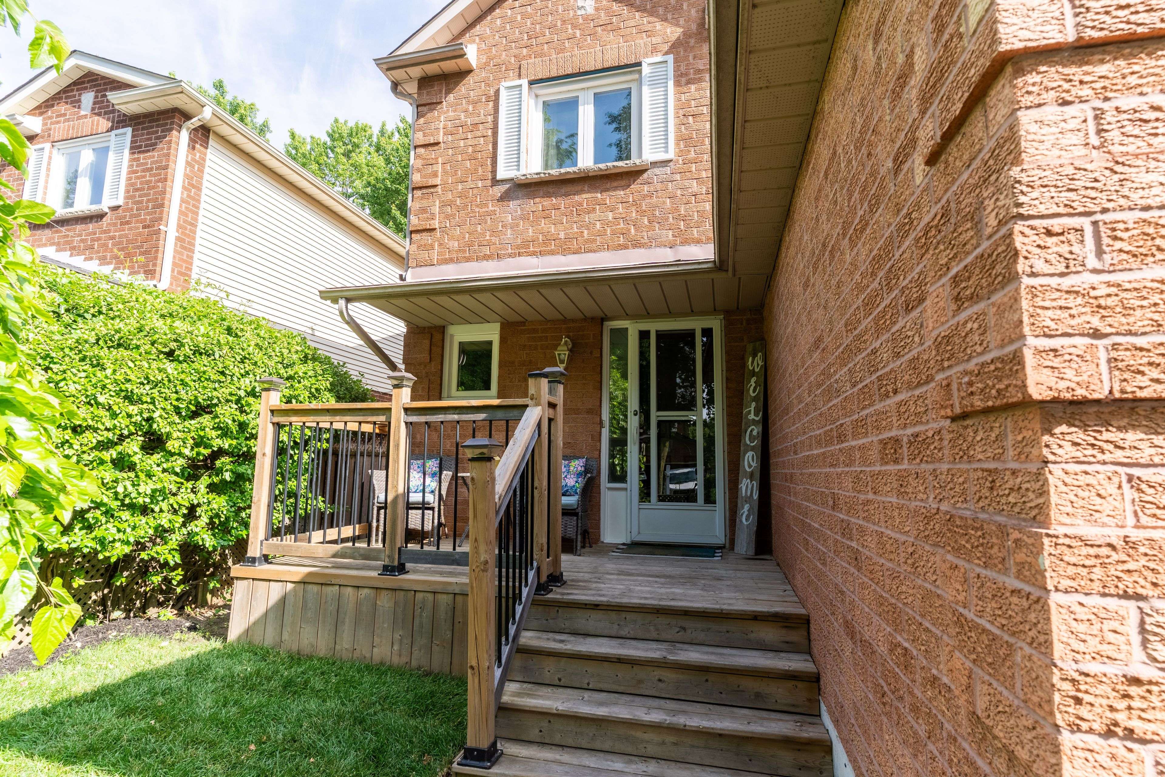 Whitby, ON L1N 8Z6,10 HOUGHTON CT