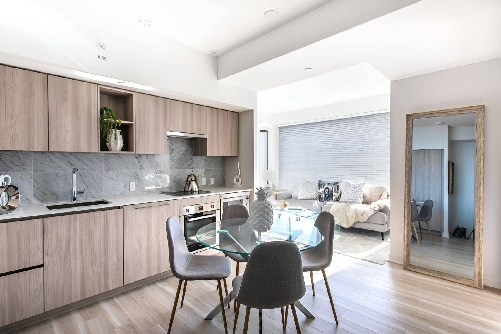 19 Bathurst ST #611, Toronto C01, ON M5V 0N2