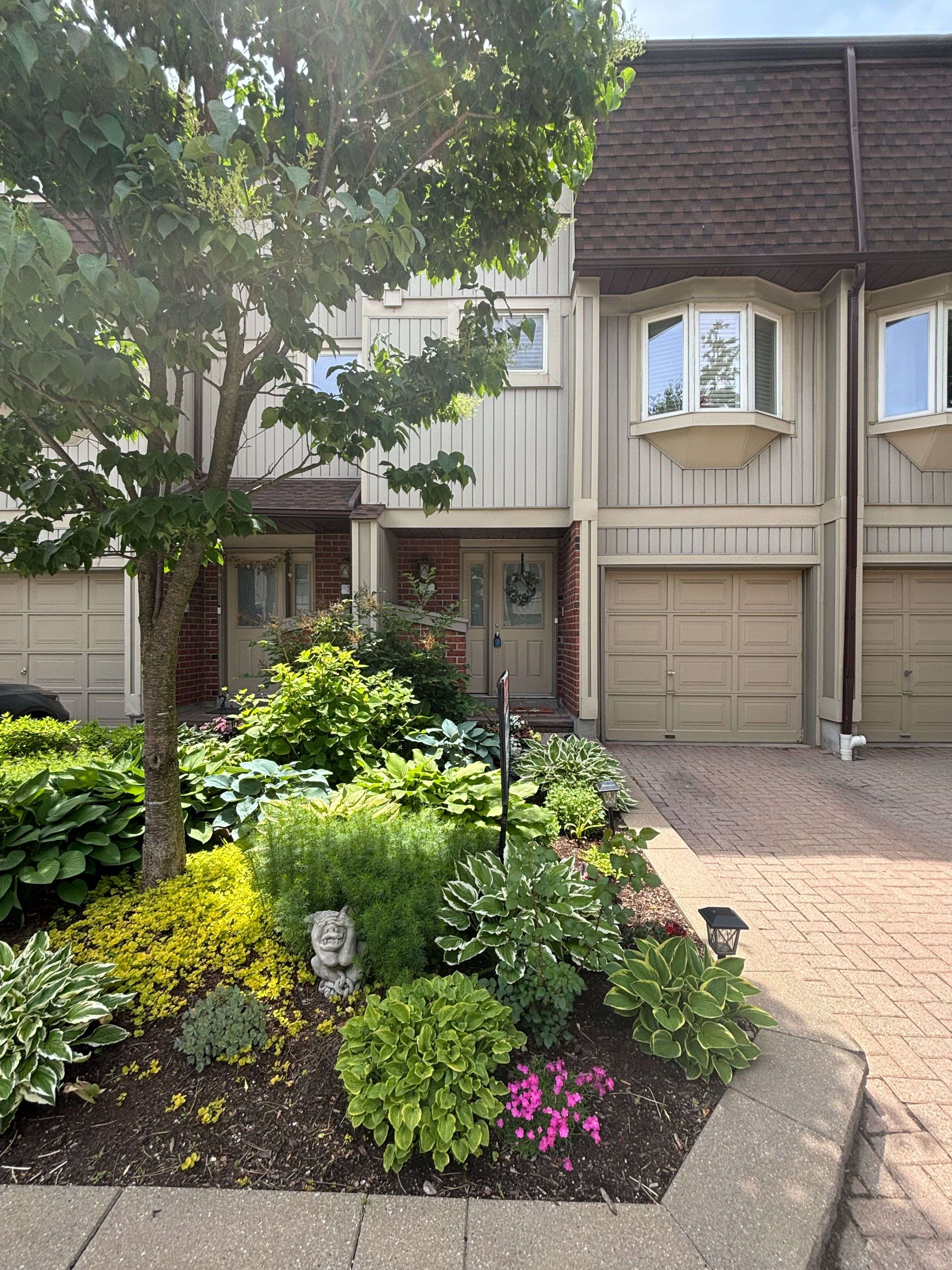 1010 Walden CIR #2, Mississauga, ON L5J 4J9
