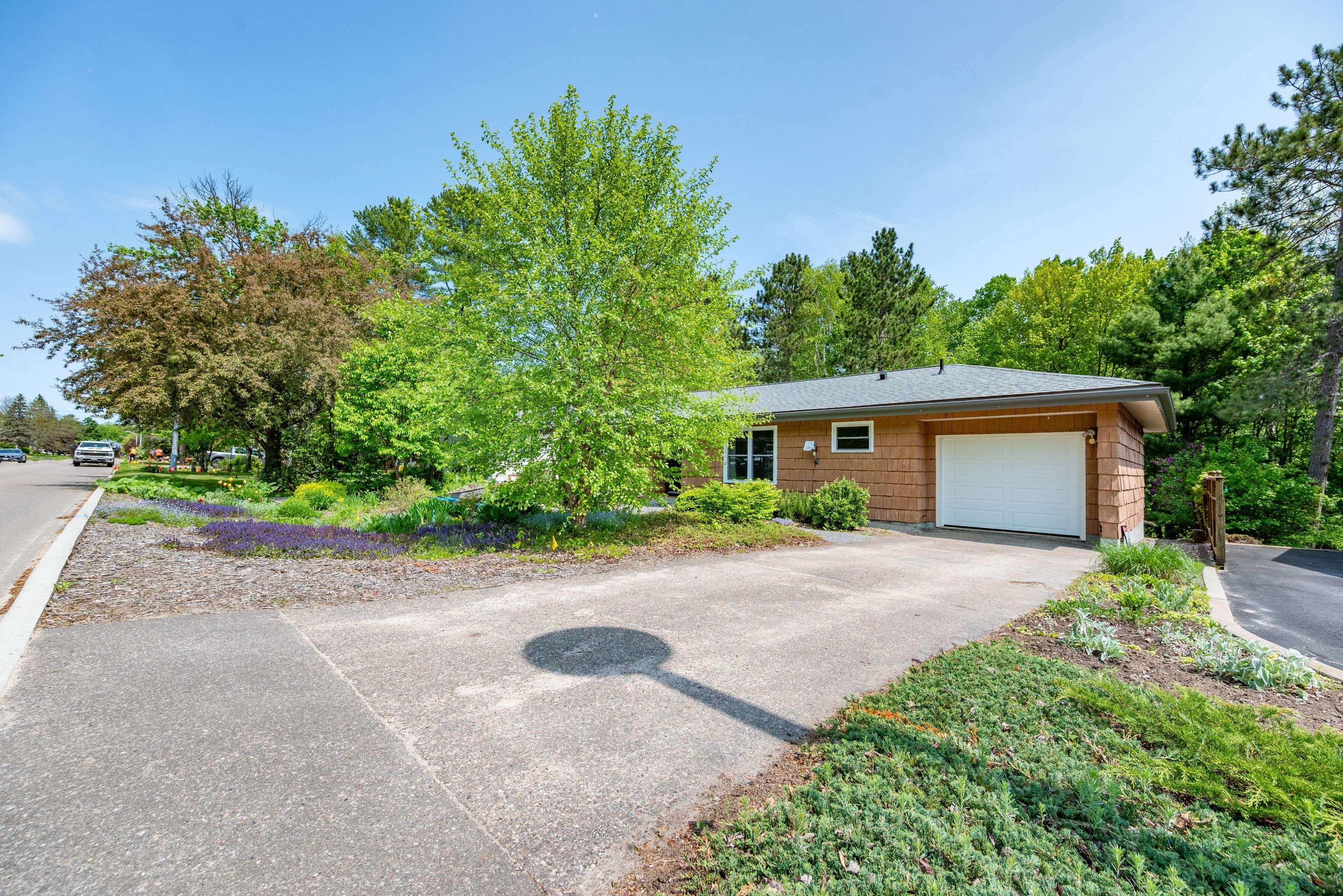 Deep River, ON K0J 1P0,239 Thomas ST