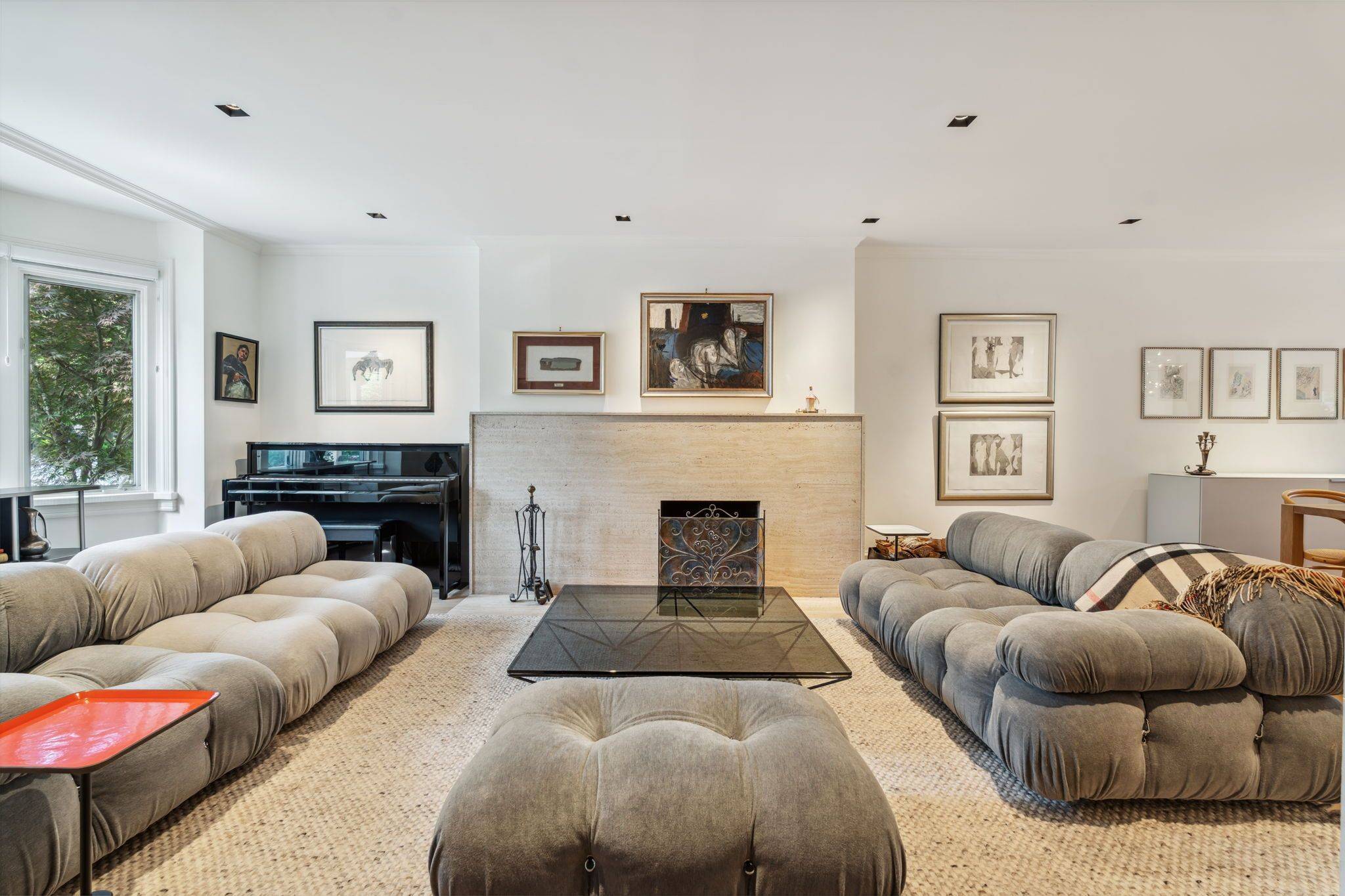 Toronto C02, ON M4V 1H4,110 Farnham AVE