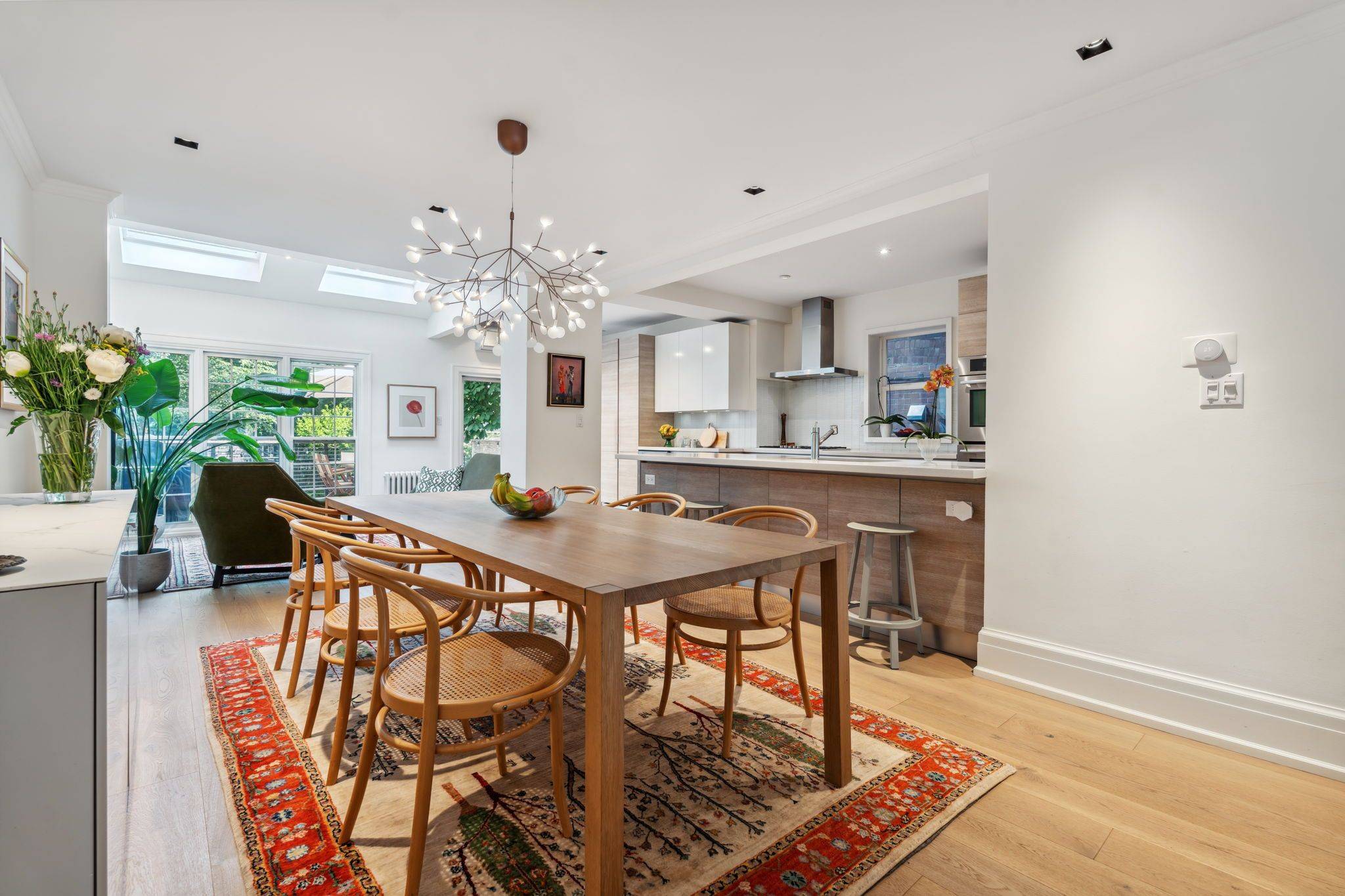 Toronto C02, ON M4V 1H4,110 Farnham AVE