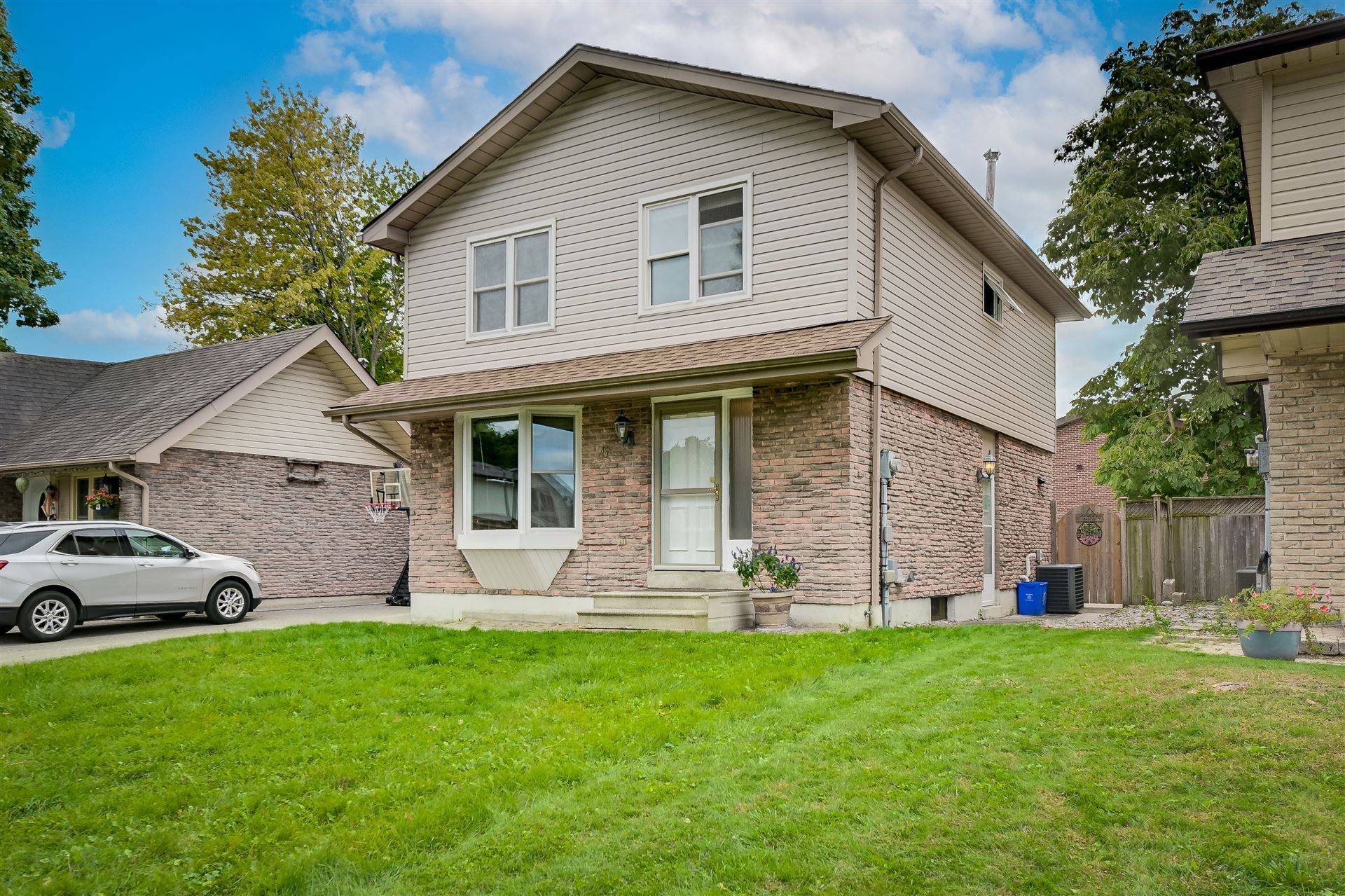 6 Mozart CT, Whitby, ON L1N 5N5