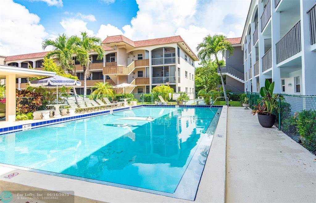 Pompano Beach, FL 33060,651 PINE DR  #306