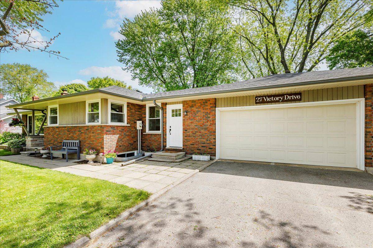 East Gwillimbury, ON L0G 1M0,27 Victory DR