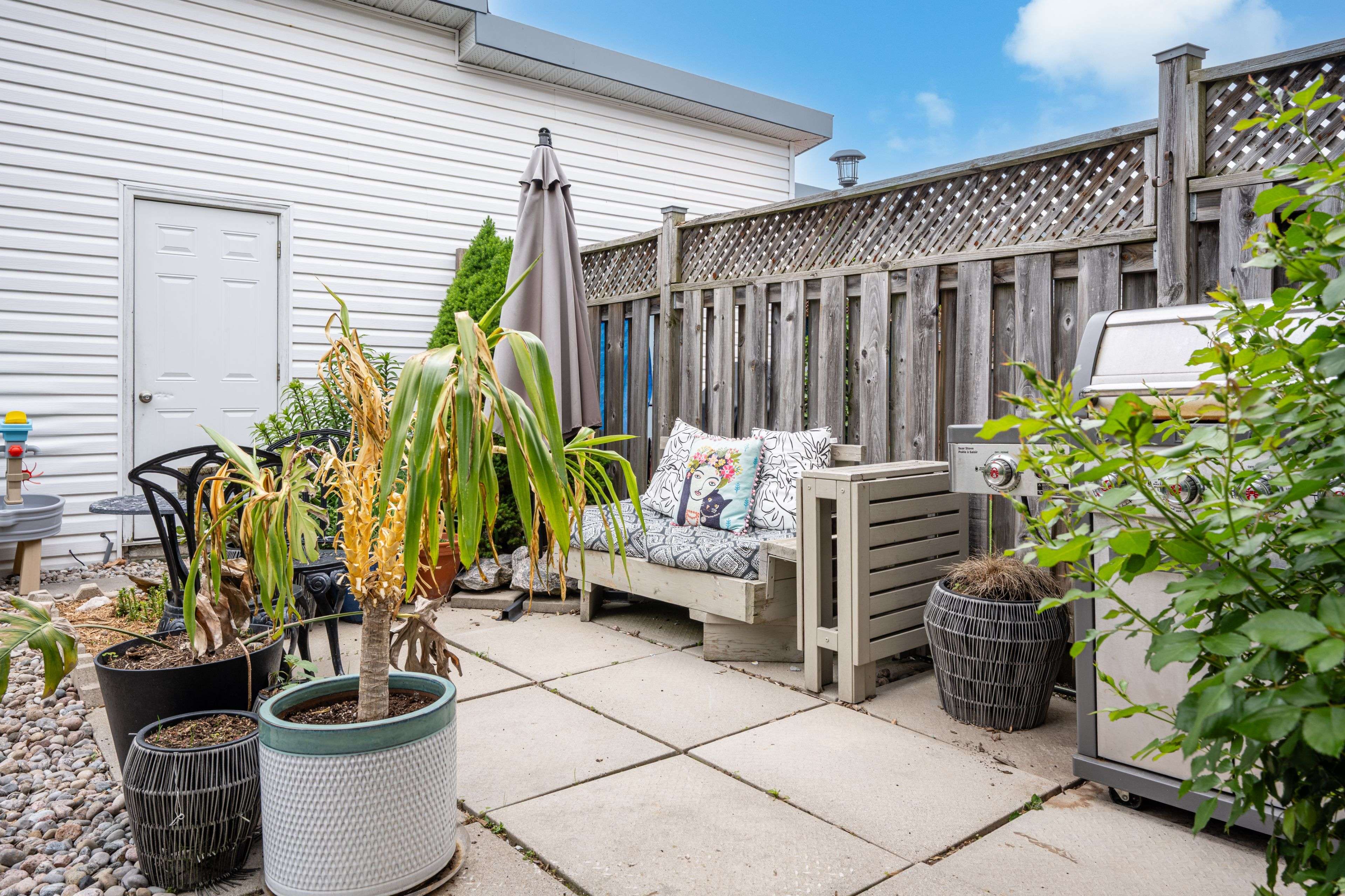 Barrie, ON L4N 0Y4,16 Marsellus DR #D