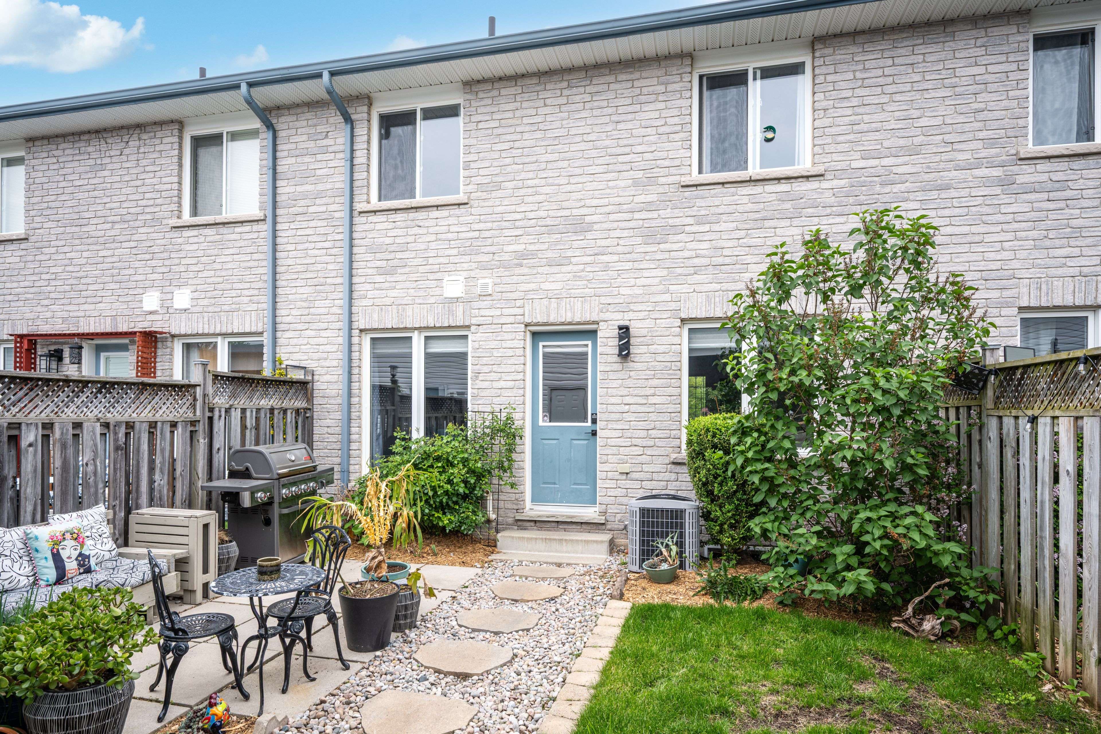 Barrie, ON L4N 0Y4,16 Marsellus DR #D