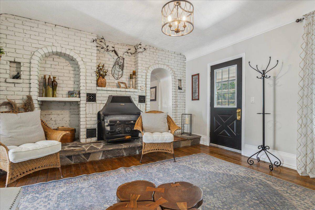 Hamilton, ON L8B 0G7,585 Dundas ST E