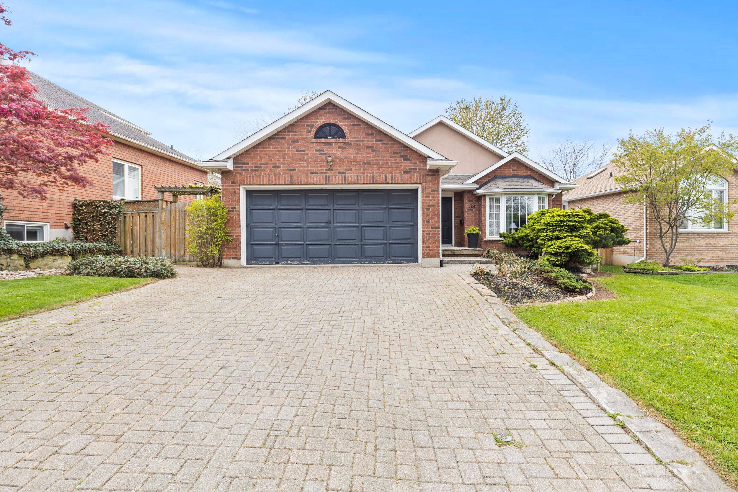 38 Baker RD, Grimsby, ON L3M 5H6