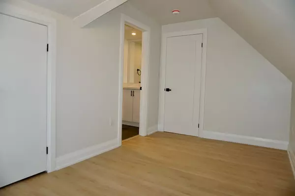 Hamilton, ON L8M 2G7,79 Sanford AVE S #3