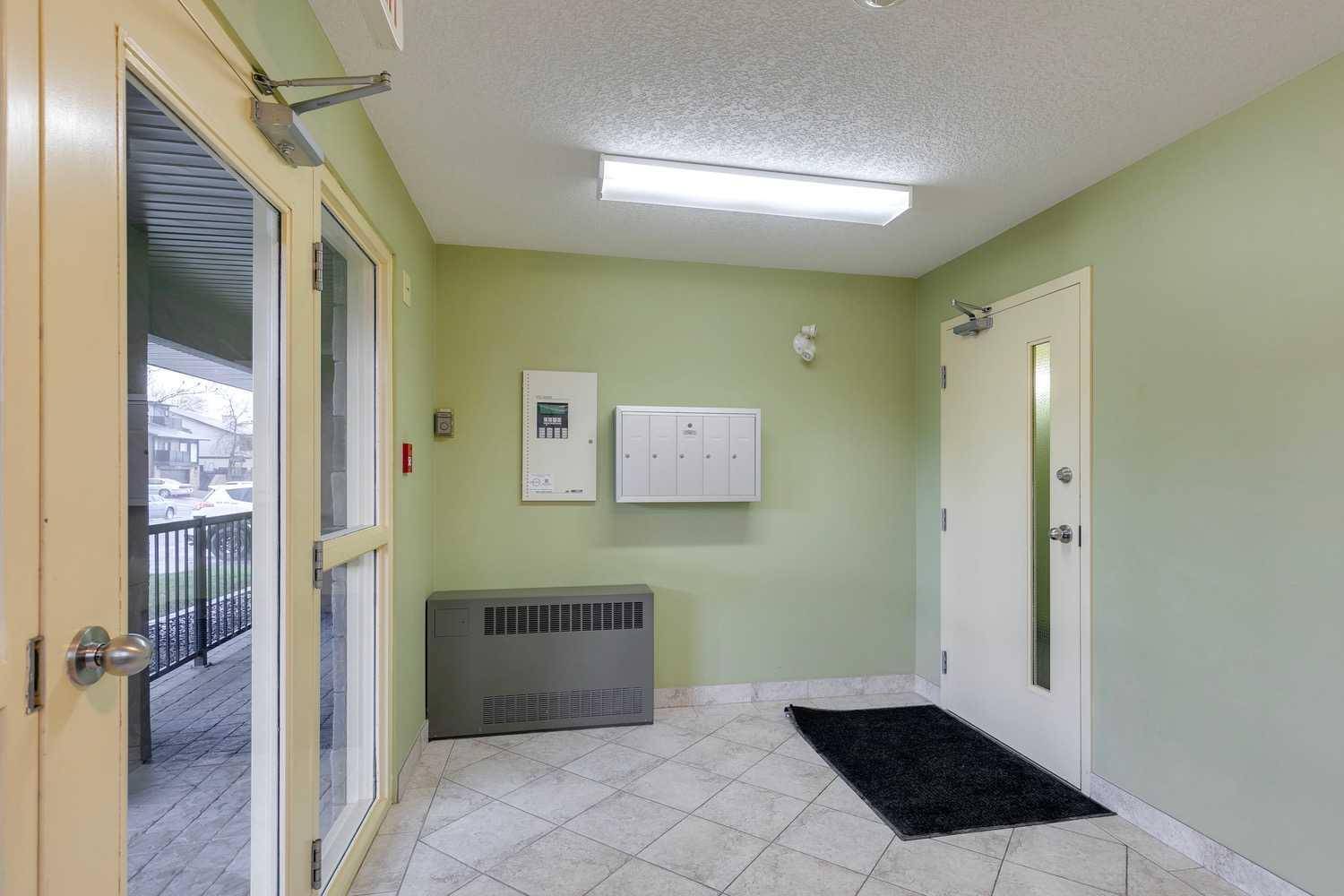 Calgary, AB T2E 6A6,905 Mckinnon DR Northeast