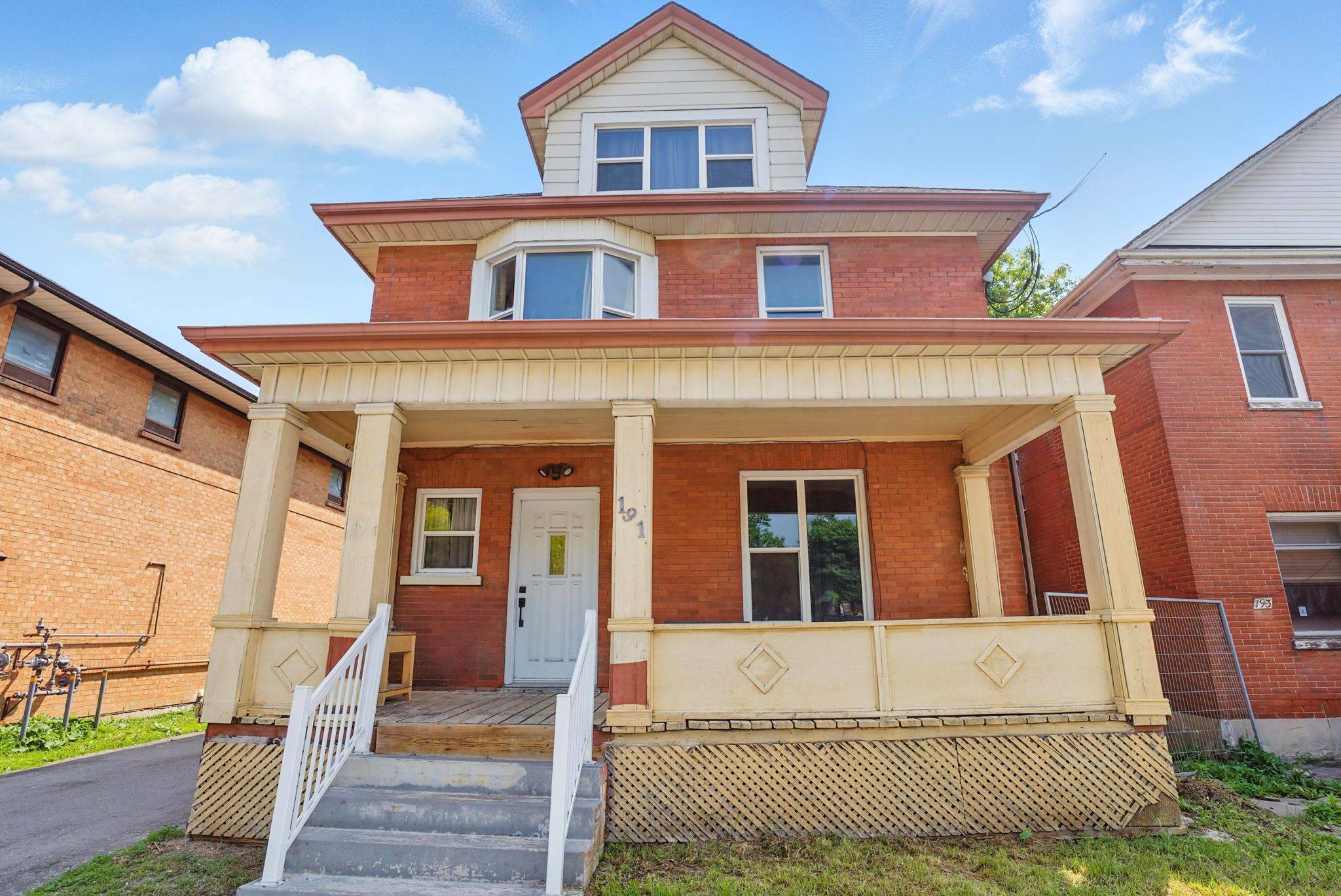 Oshawa, ON L1H 4H2,191 Simcoe ST S