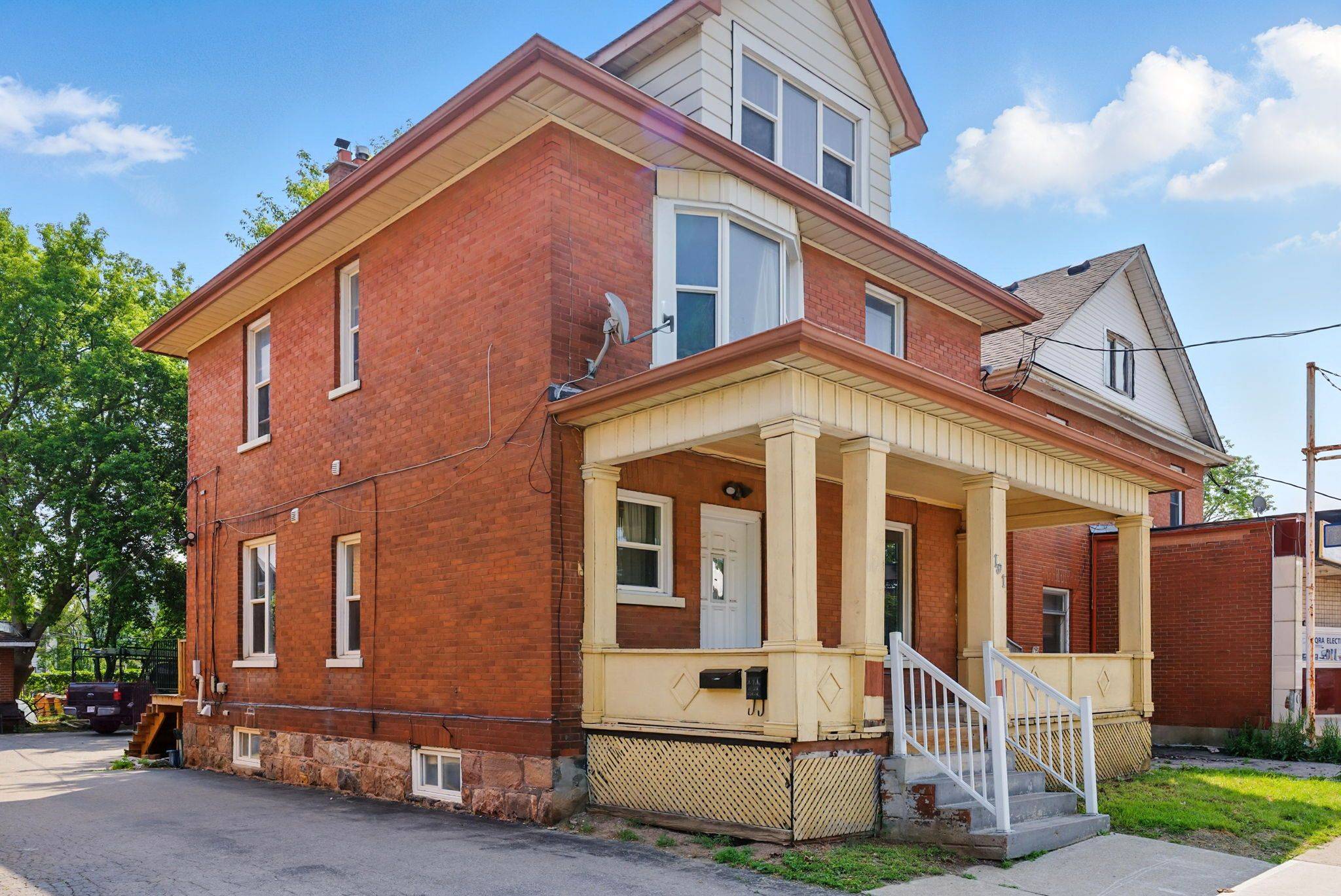 191 Simcoe ST S, Oshawa, ON L1H 4H2