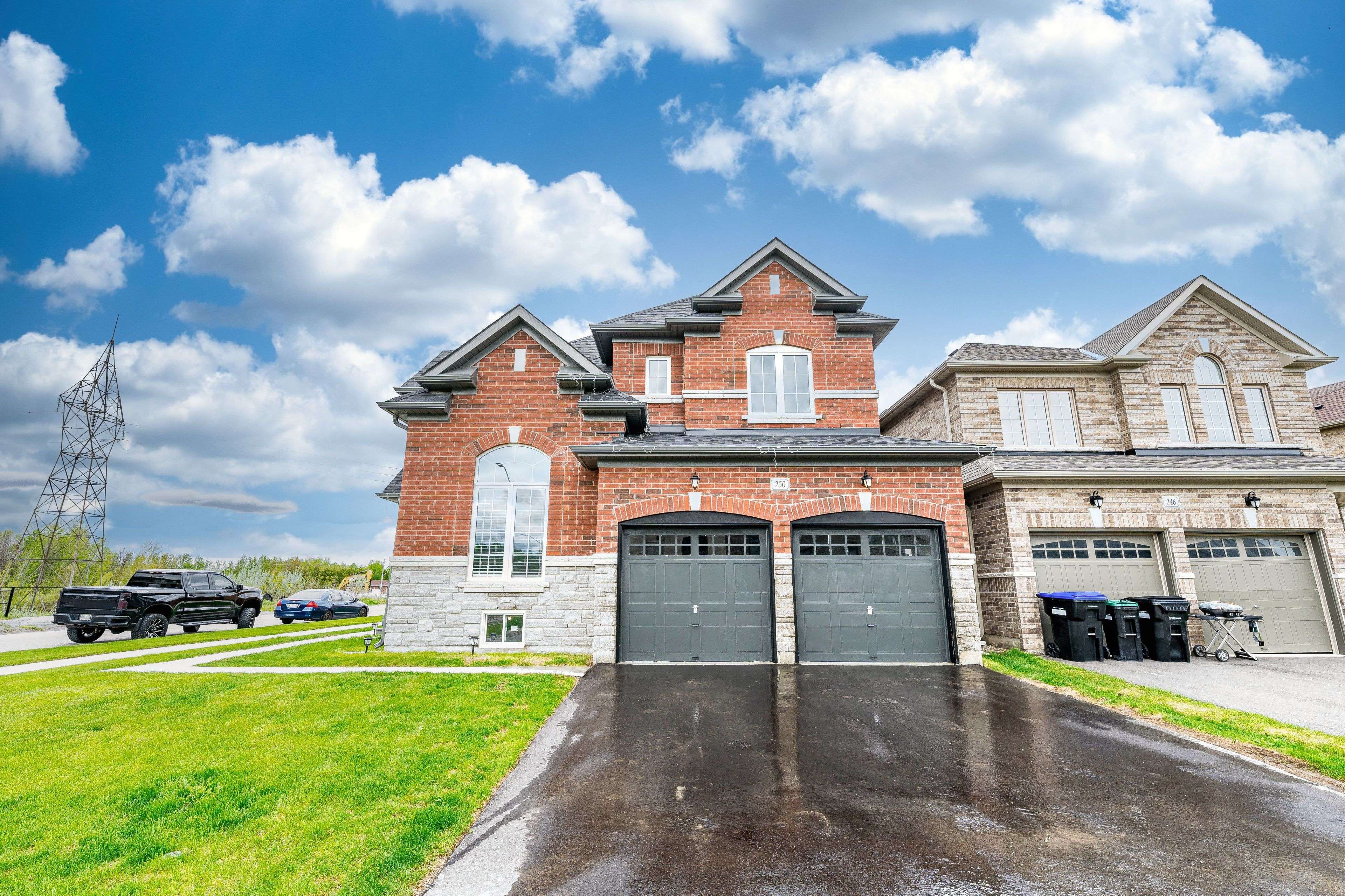 Bradford West Gwillimbury, ON L3Z 4J8,250 FERRAGINE CRES