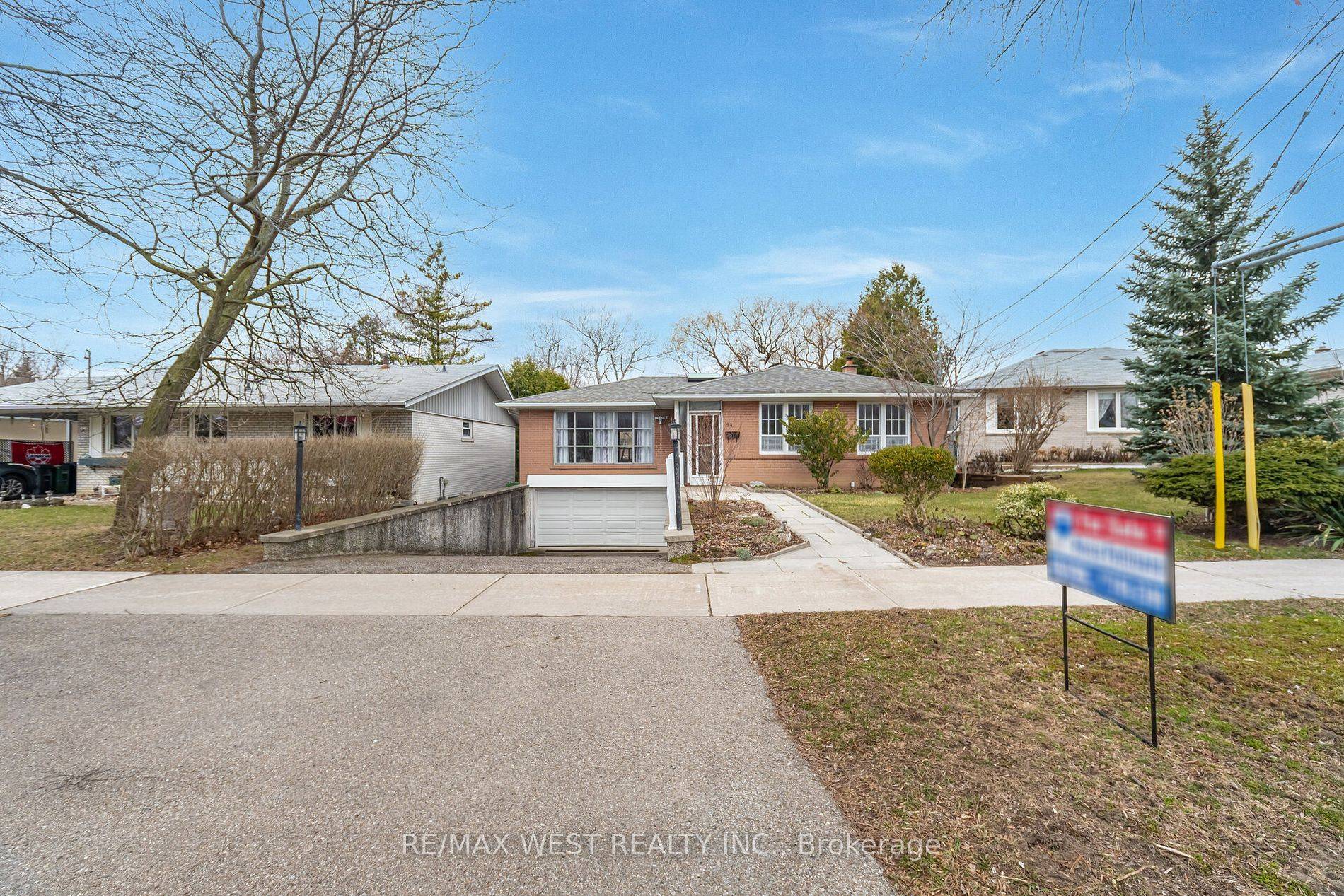 94 Windhill CRES, Toronto W05, ON M9M 1Y4