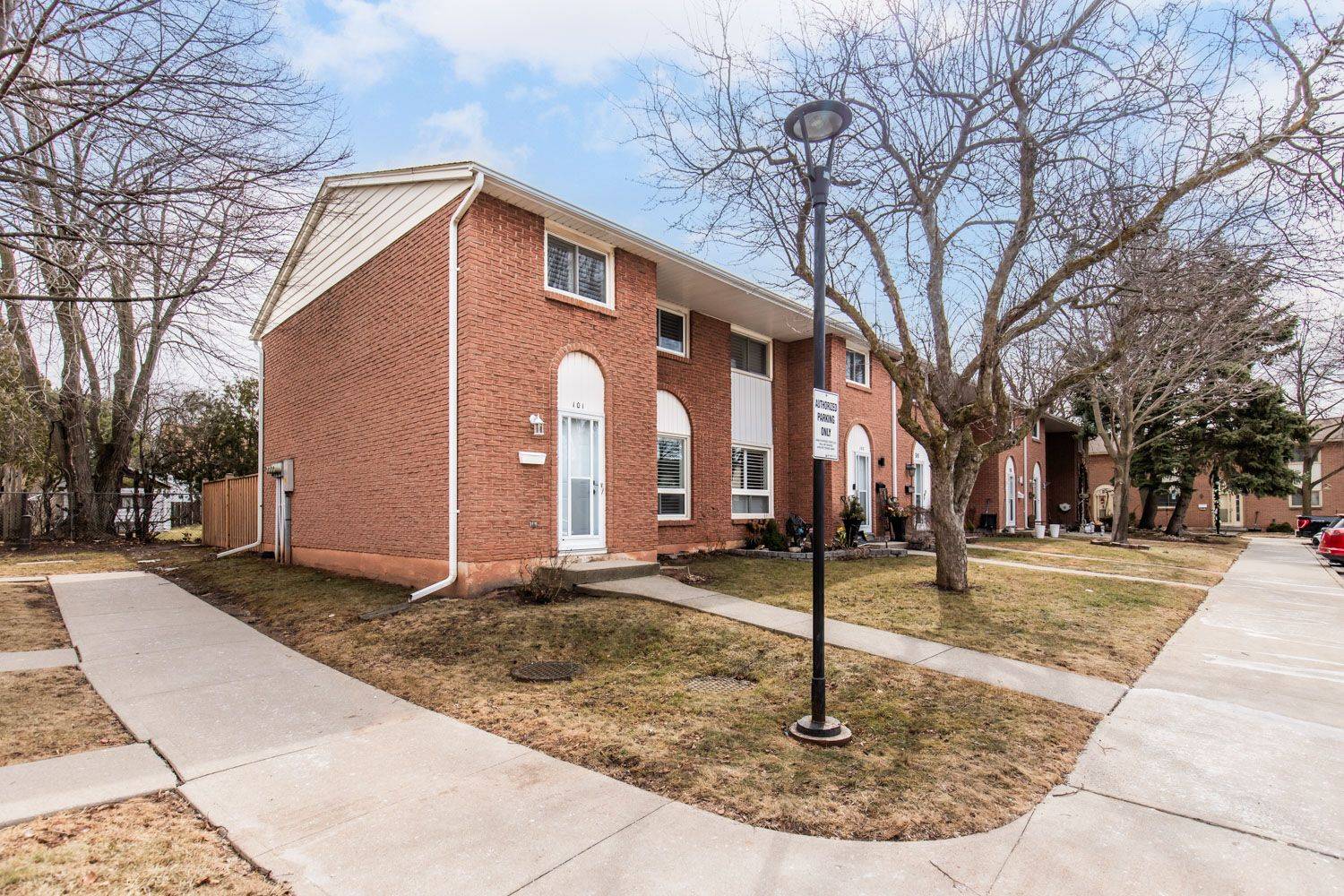 Hamilton, ON L0R 1B3,150 Gateshead CRES #101