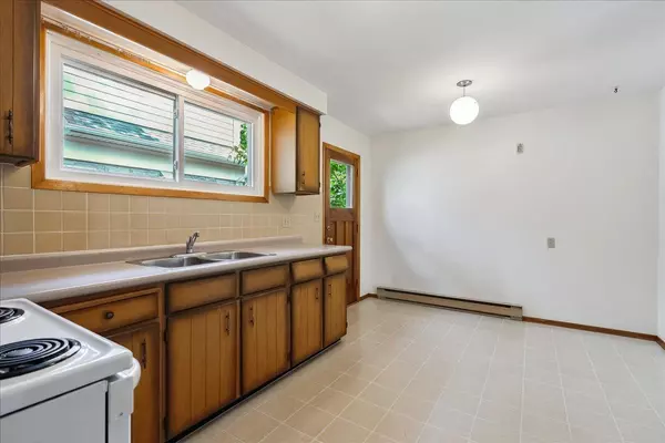 Oakville, ON L6K 1L4,49 Head ST